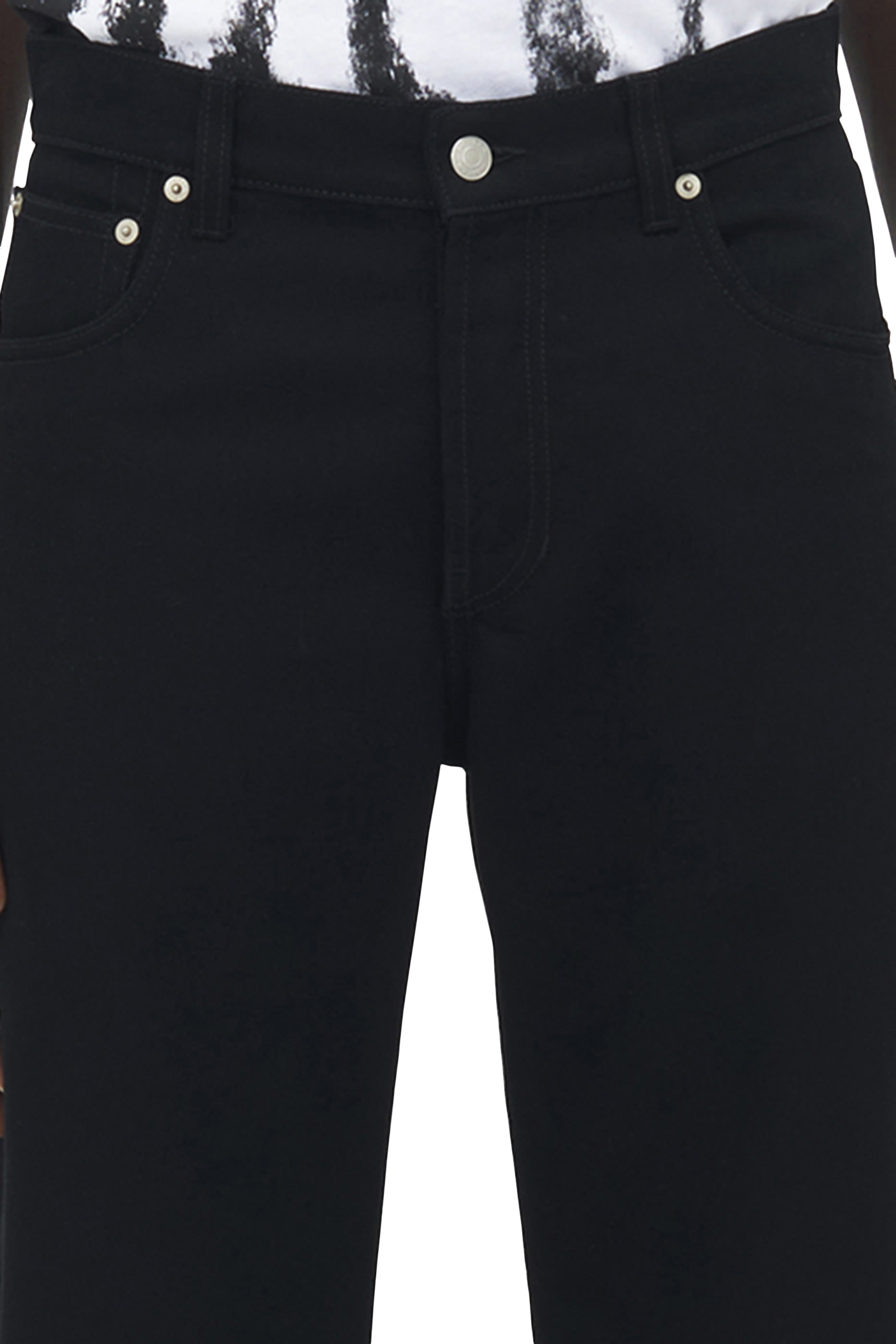 بنطال جينز بقصة ساق واسعة