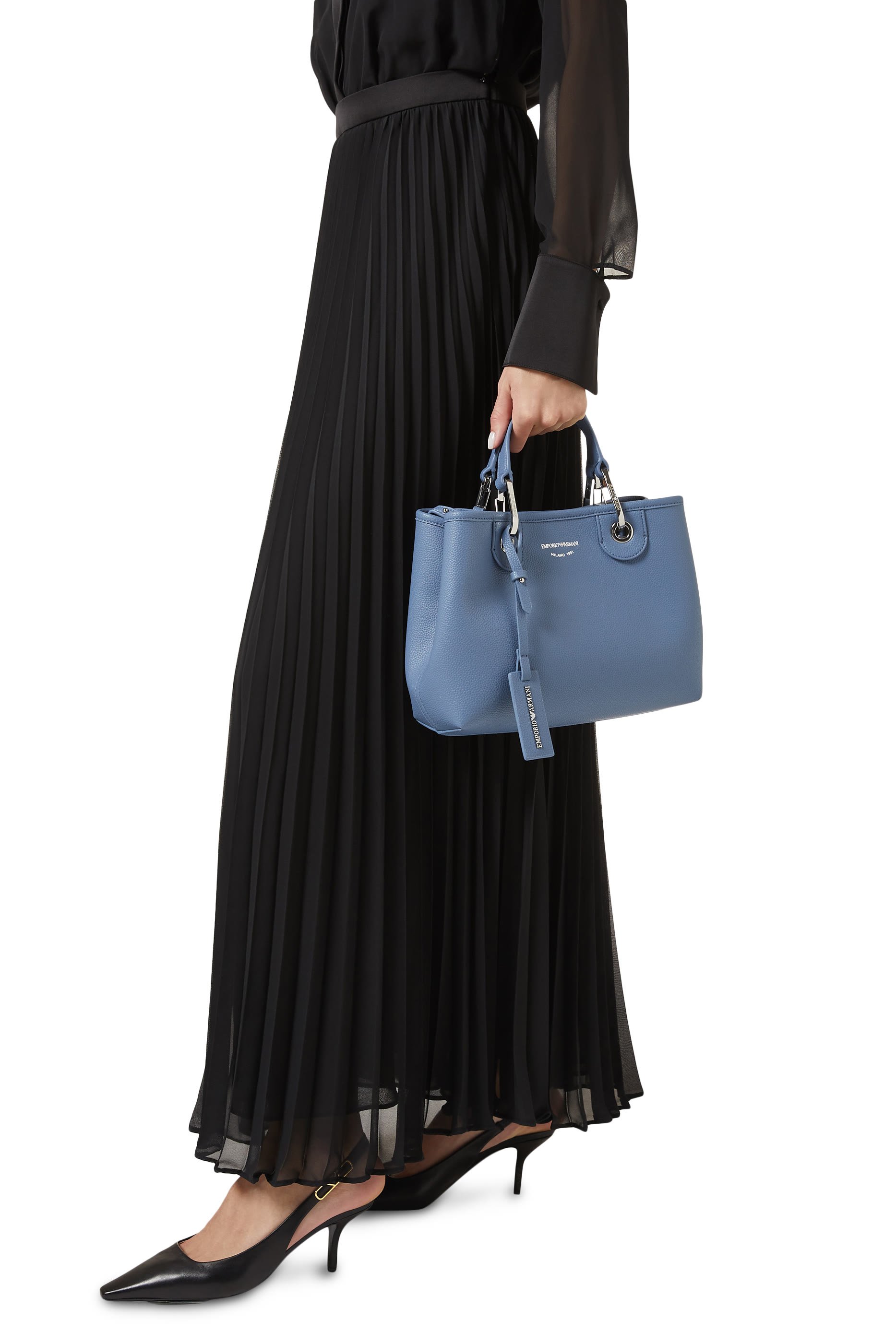 حقيبة يد مزينة بشعار الماركة