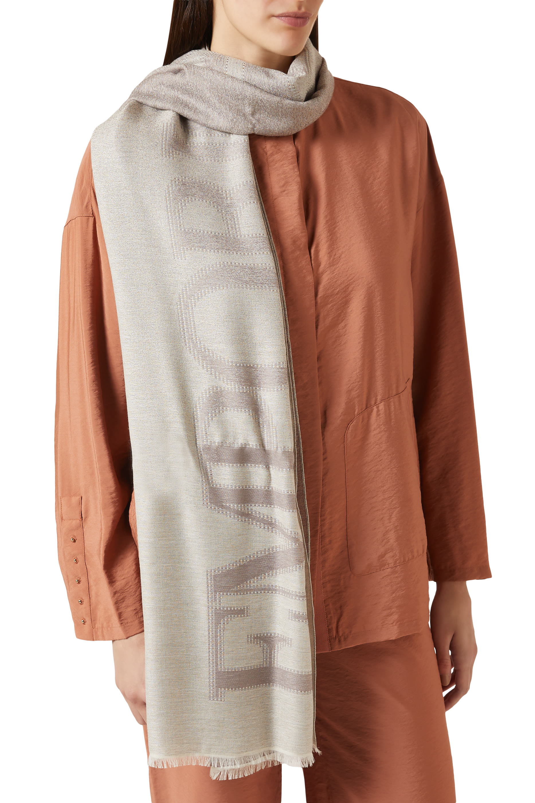 وشاح بنقشة شعار الماركة بحجم كبير