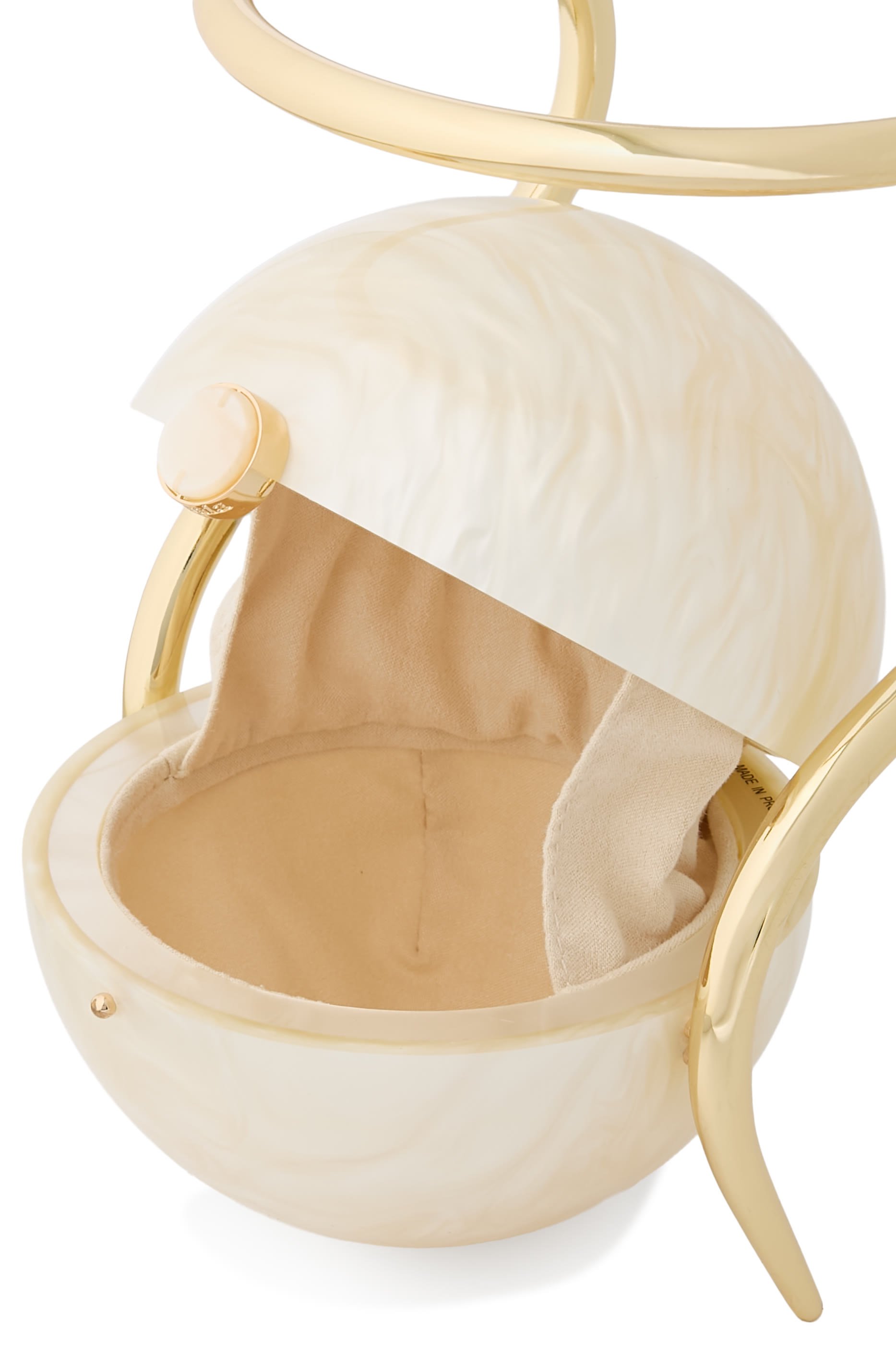 كلاتش بتصميم لؤلؤ بيد علوية