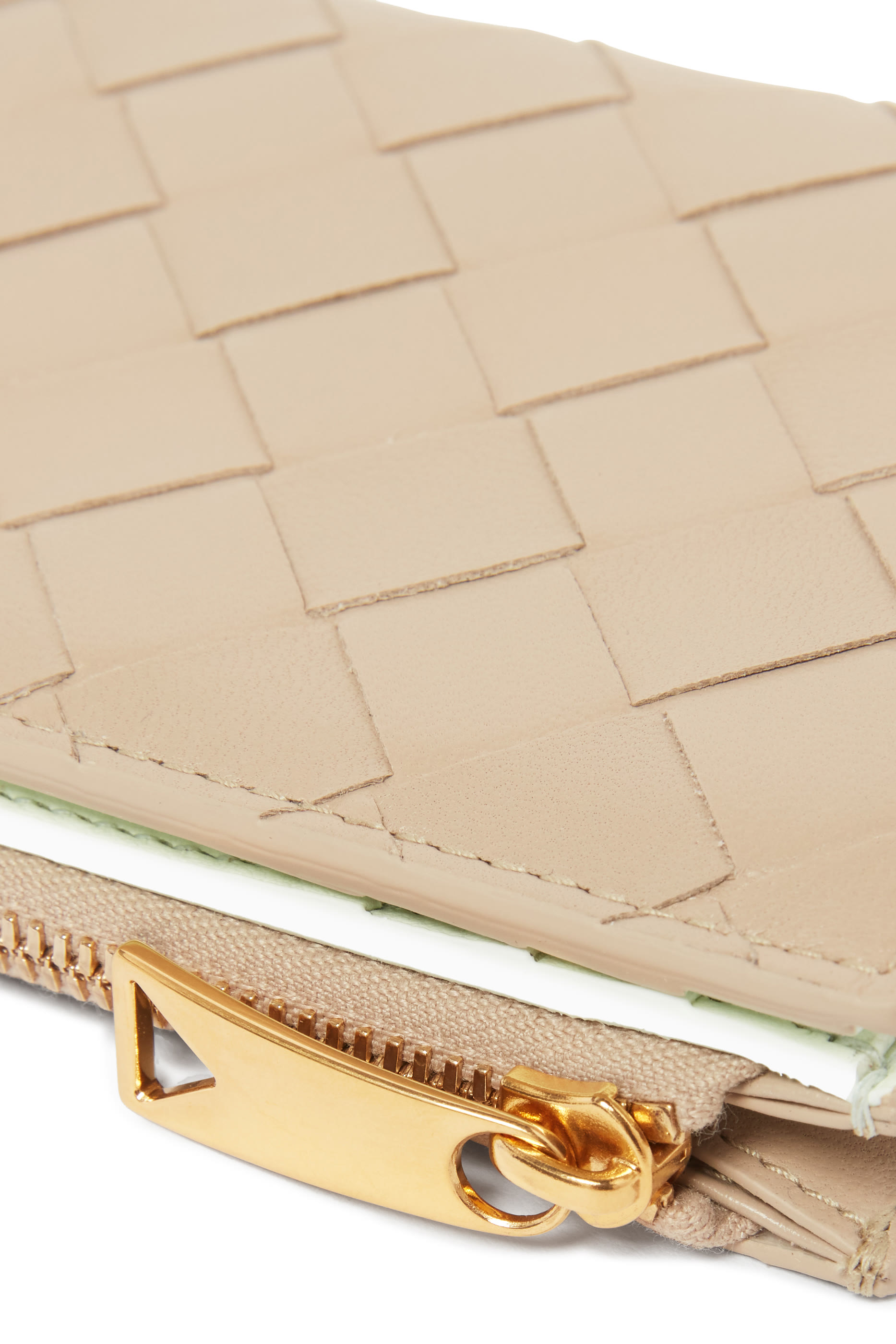 محفظة صغيرة ثنائية الطي بتصميم مجدول