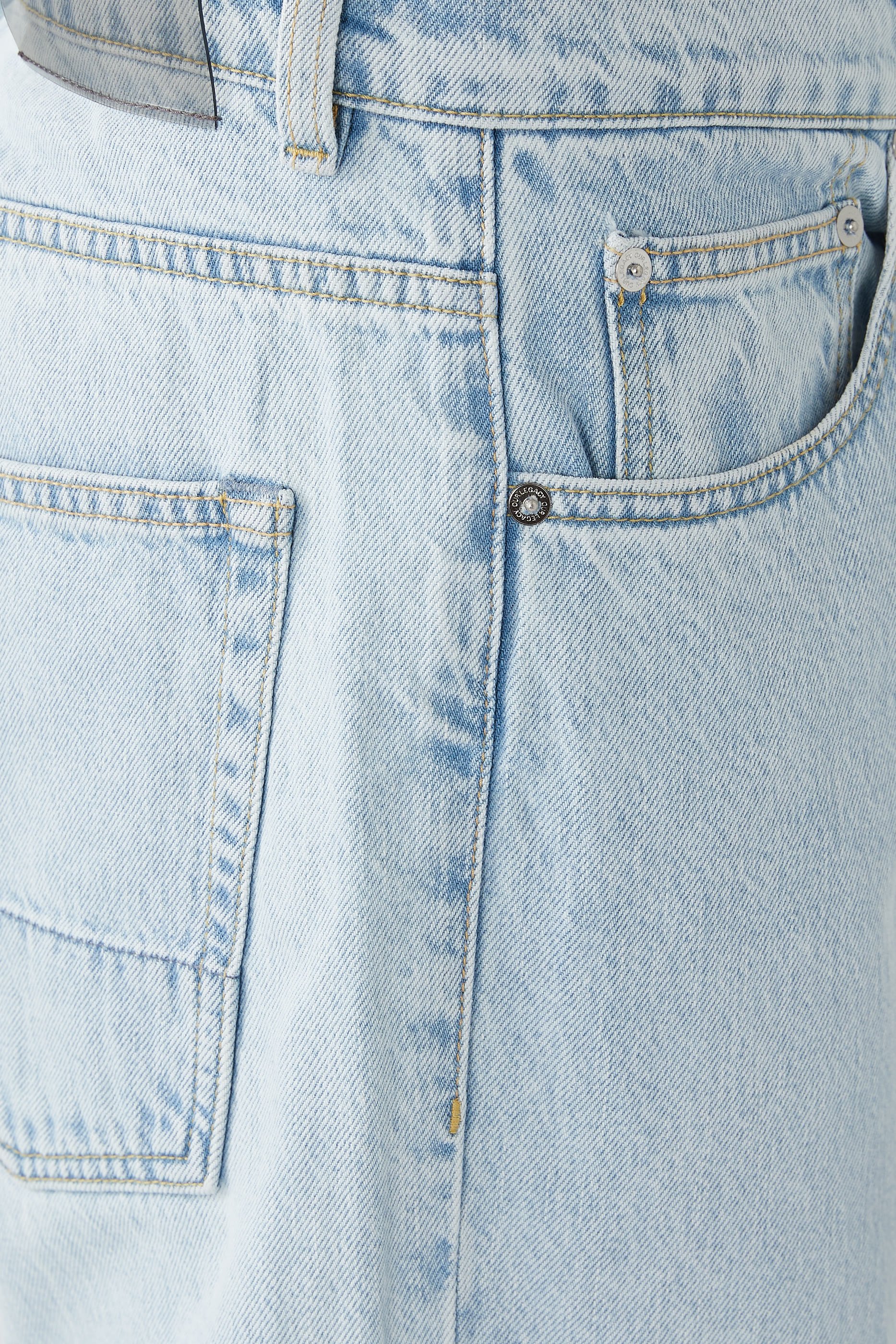 بنطال جينز بقصة واسعة