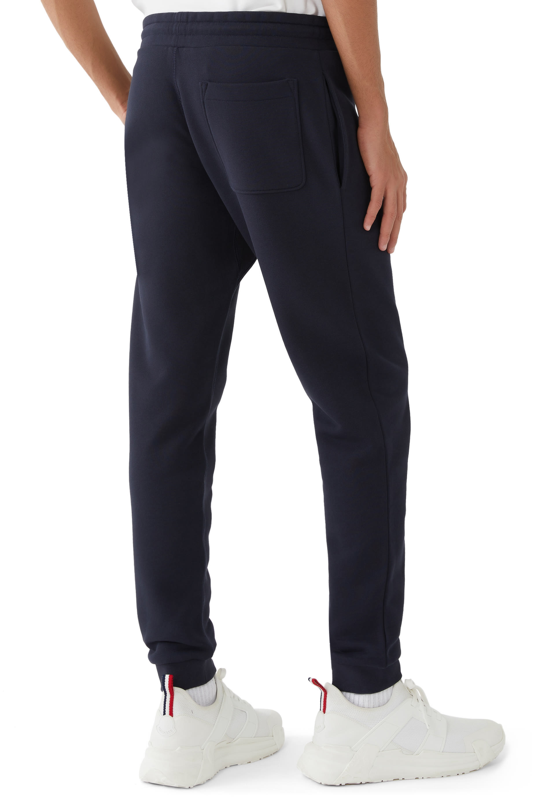 ينطال رياضي بشعار الماركة قطن