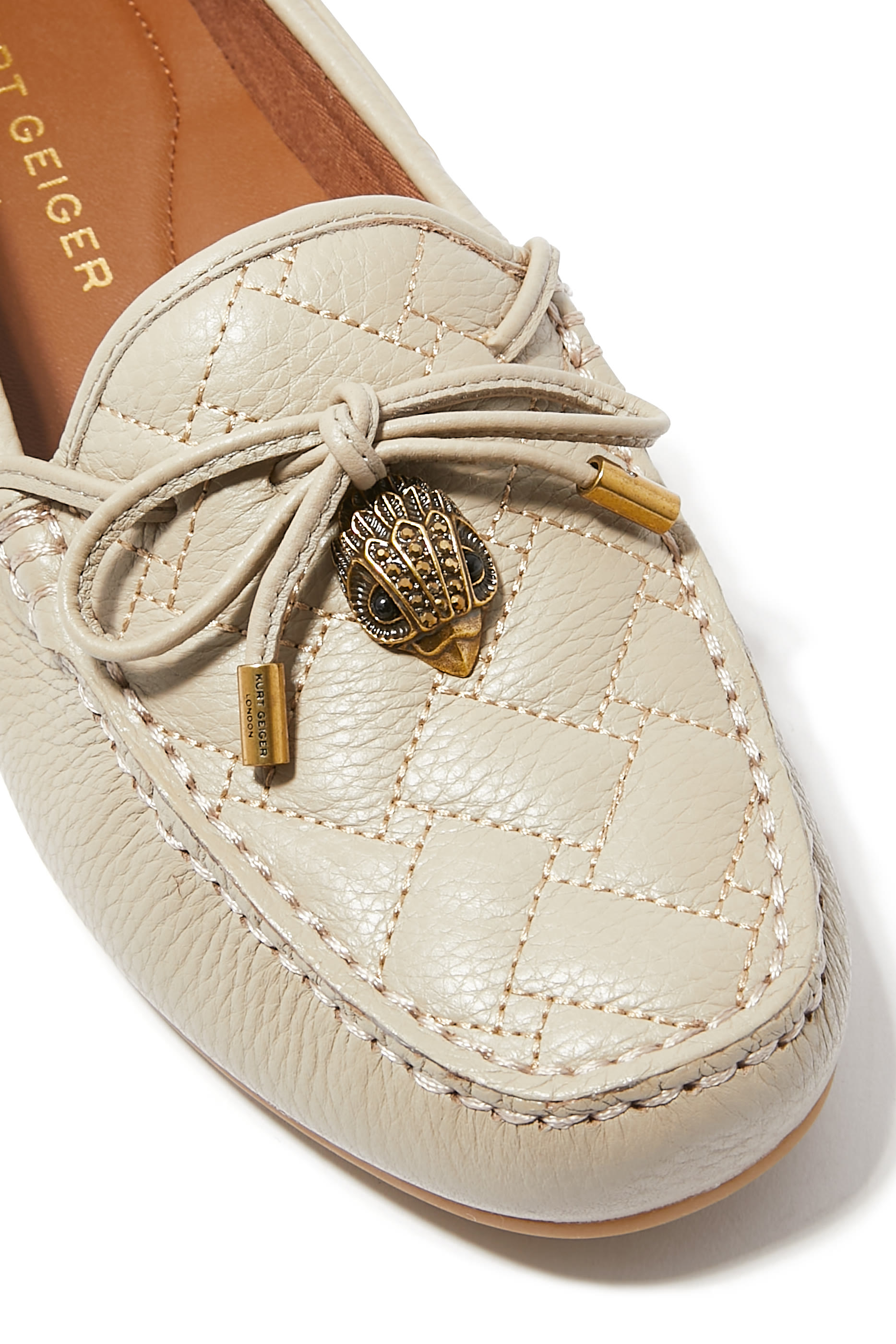 حذاء سهل الإرتداء بحلية بشعار الماركة