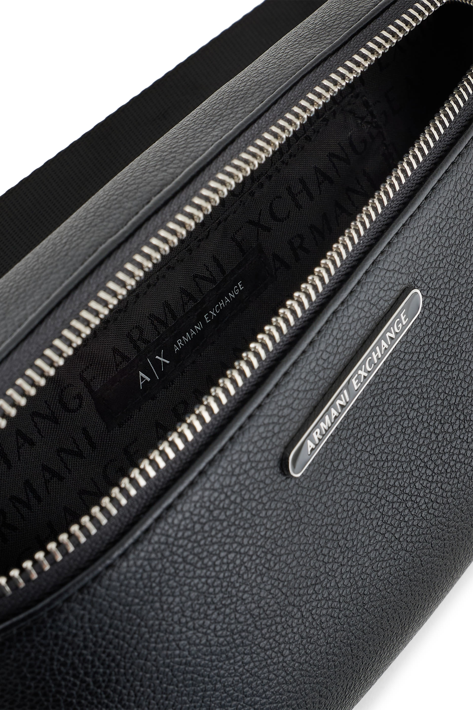 حقيبة خصر كروس بودي بشعار الماركة