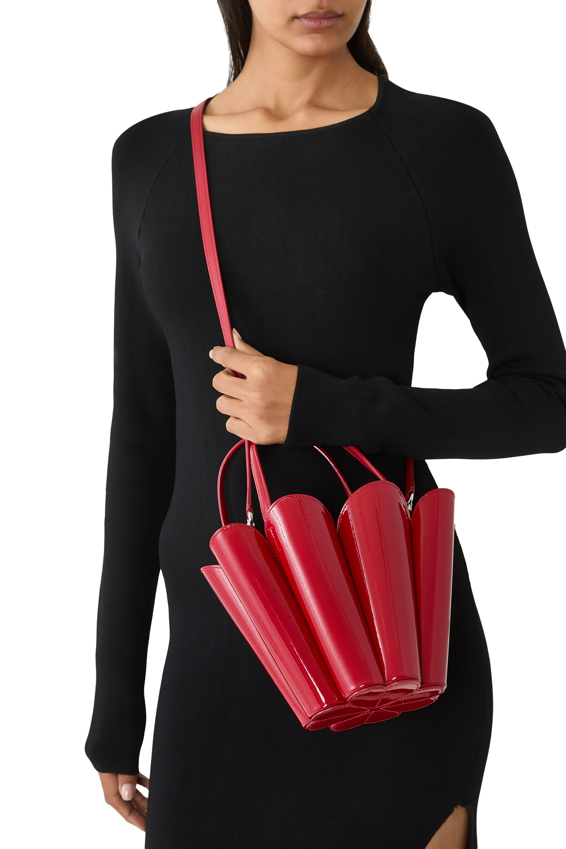 حقيبة باكيت بتصميم زهرة بشكل بستوني جلد لامع