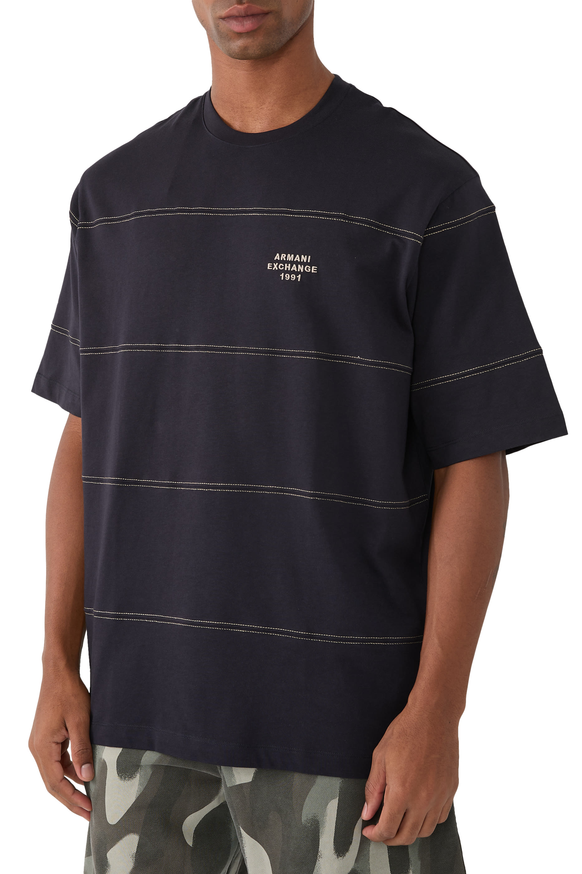 تيشيرت بحروف شعار الماركة