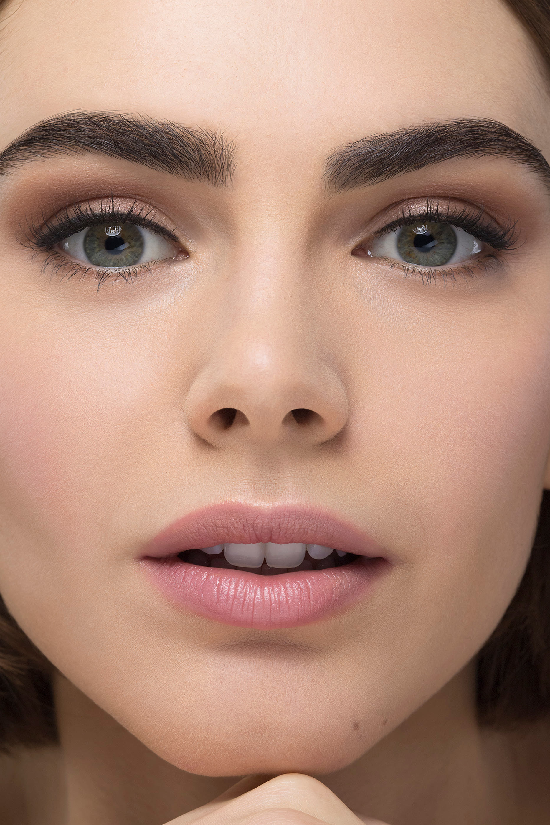 كريم أساس خفيف يدوم طويلاً