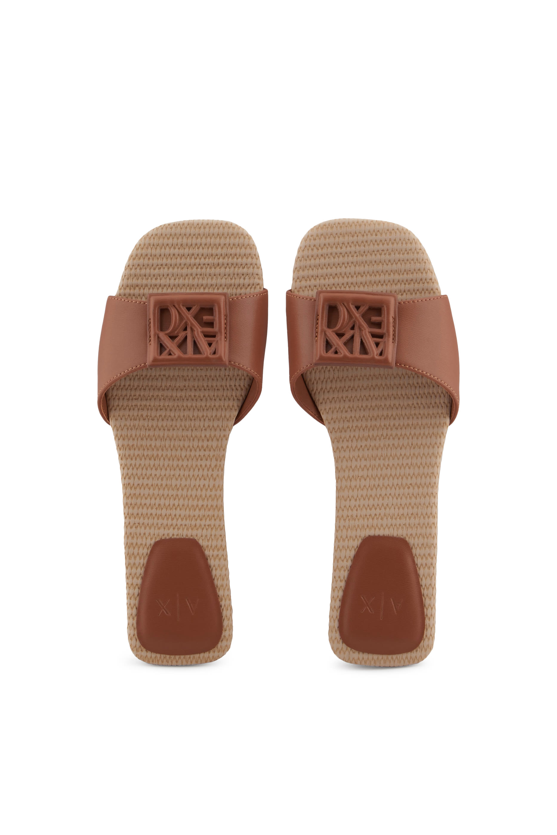 حذاء مفتوح بشعار الماركة