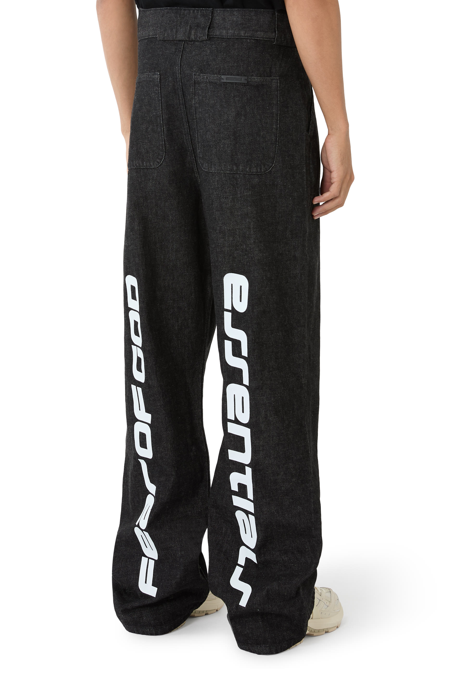 بنطال دنيم مستوحى من أزياء العمال