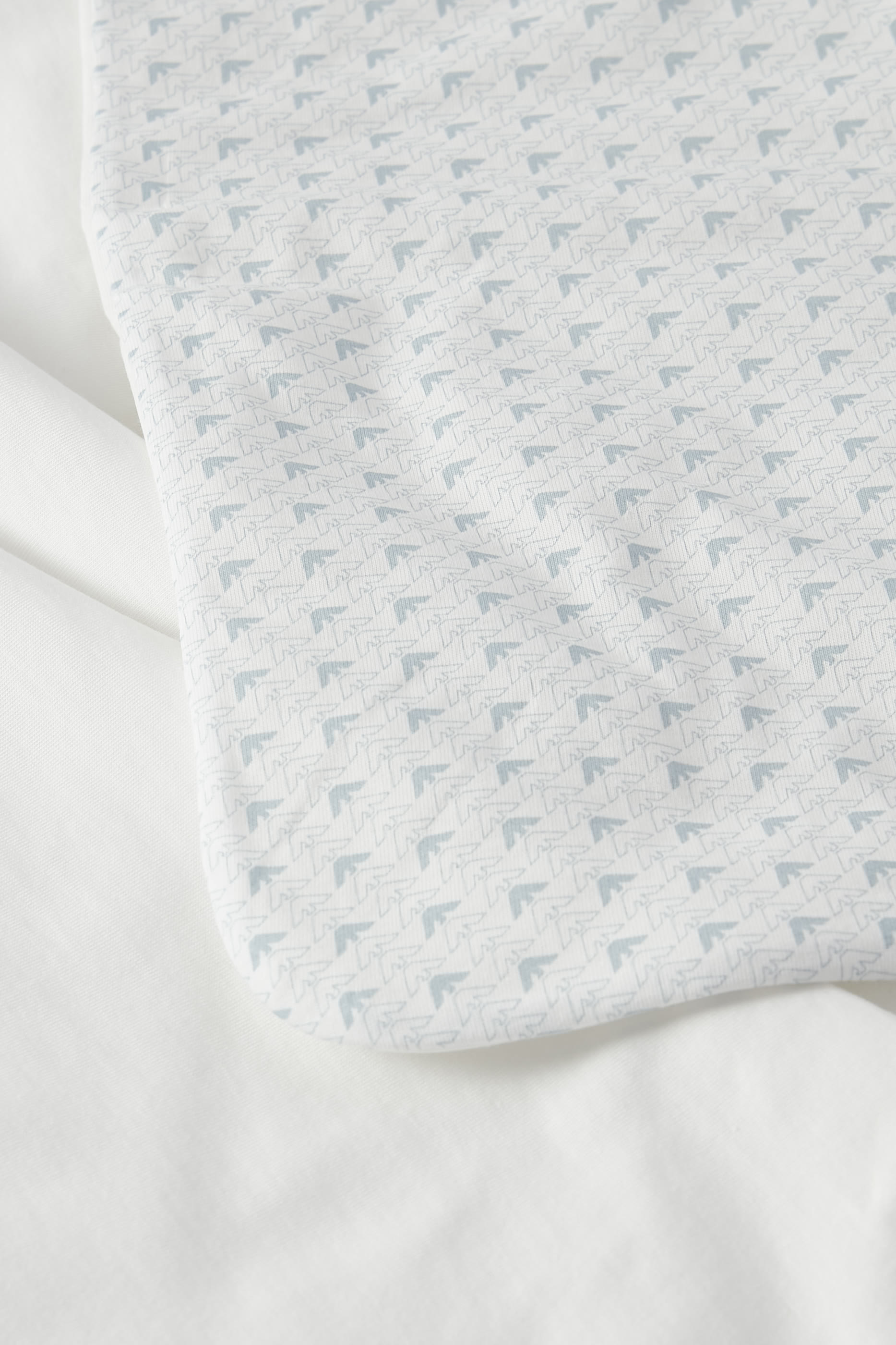 بطانية بشعار الماركة للأطفال