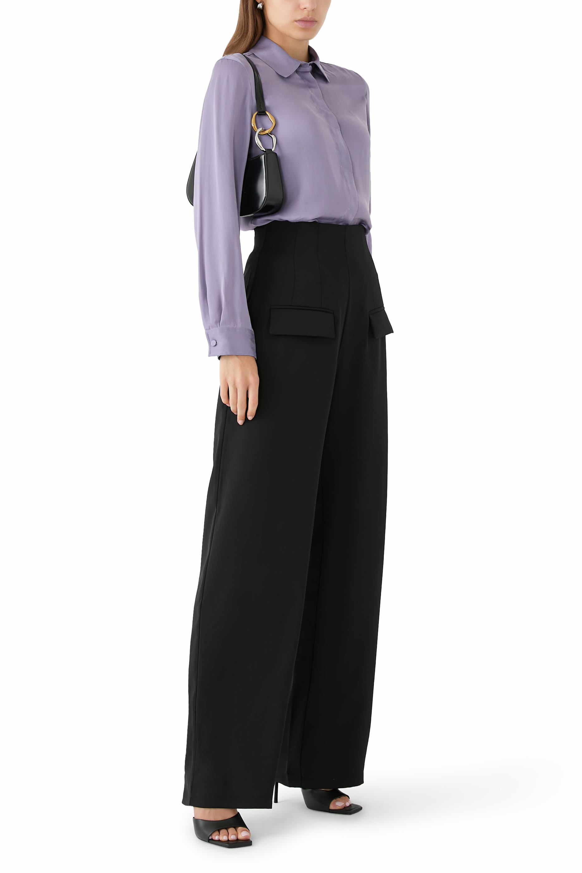 قميص بأكمام طويلة وأزرار سفلية