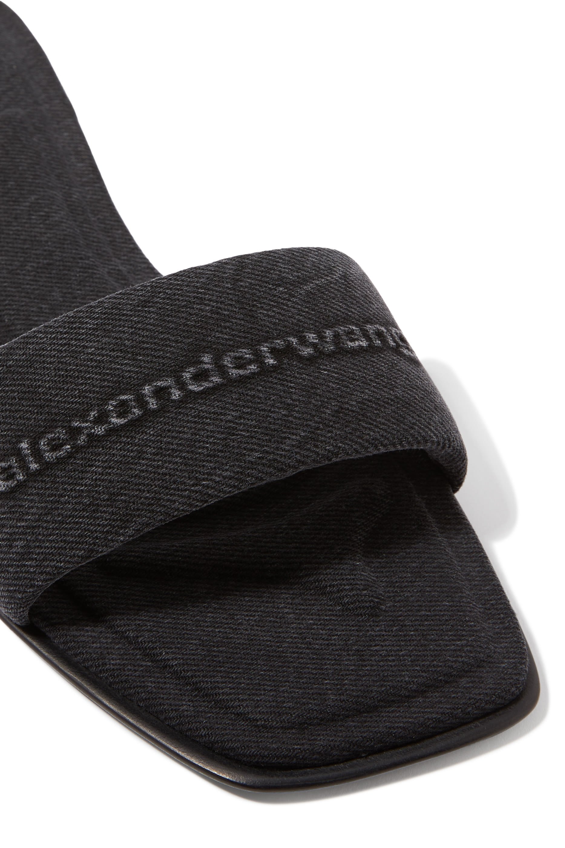 حذاء مفتوح فاي بشعار الماركة