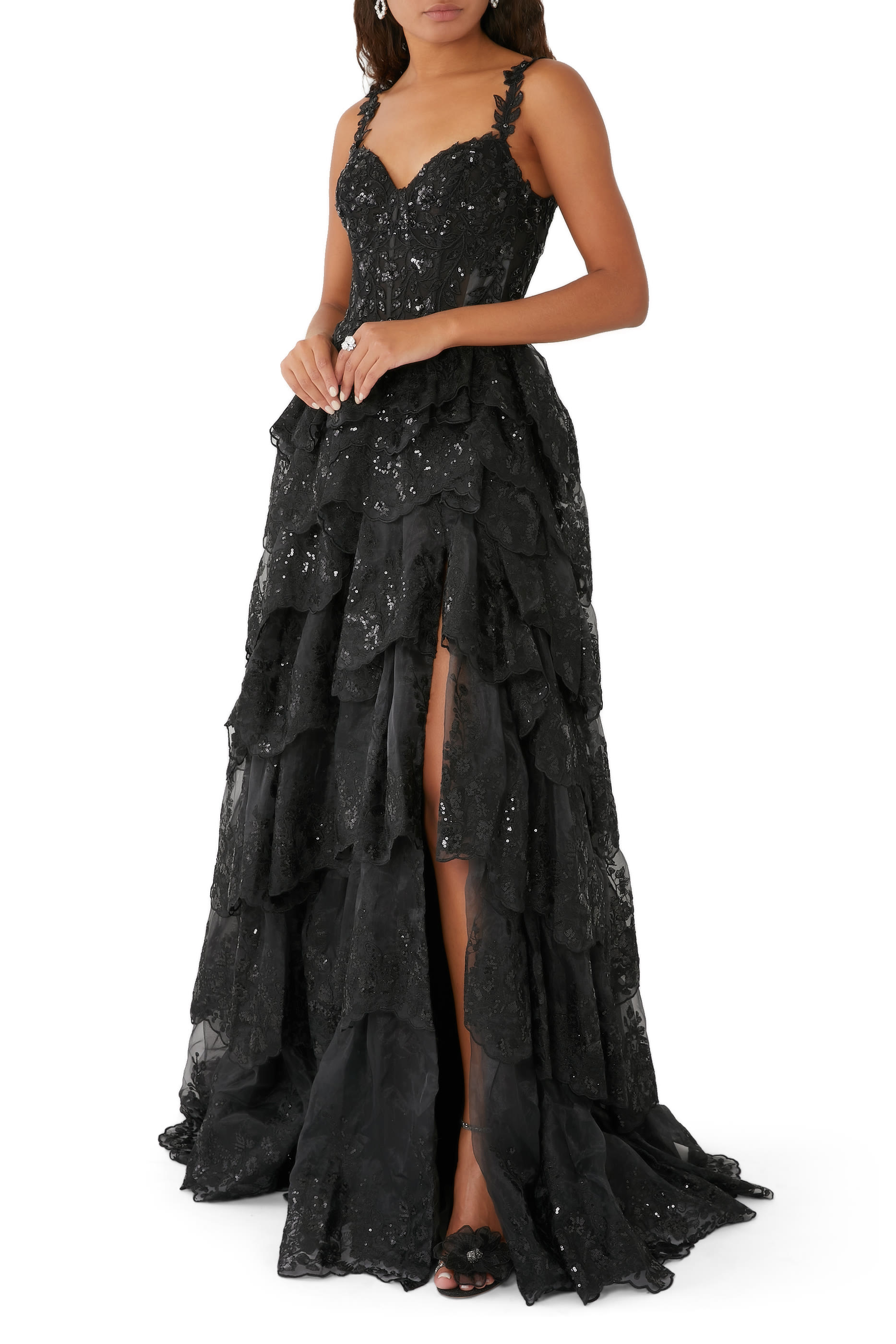 فستان سهرة طويل متدرج بتطريزات زهور وترتر