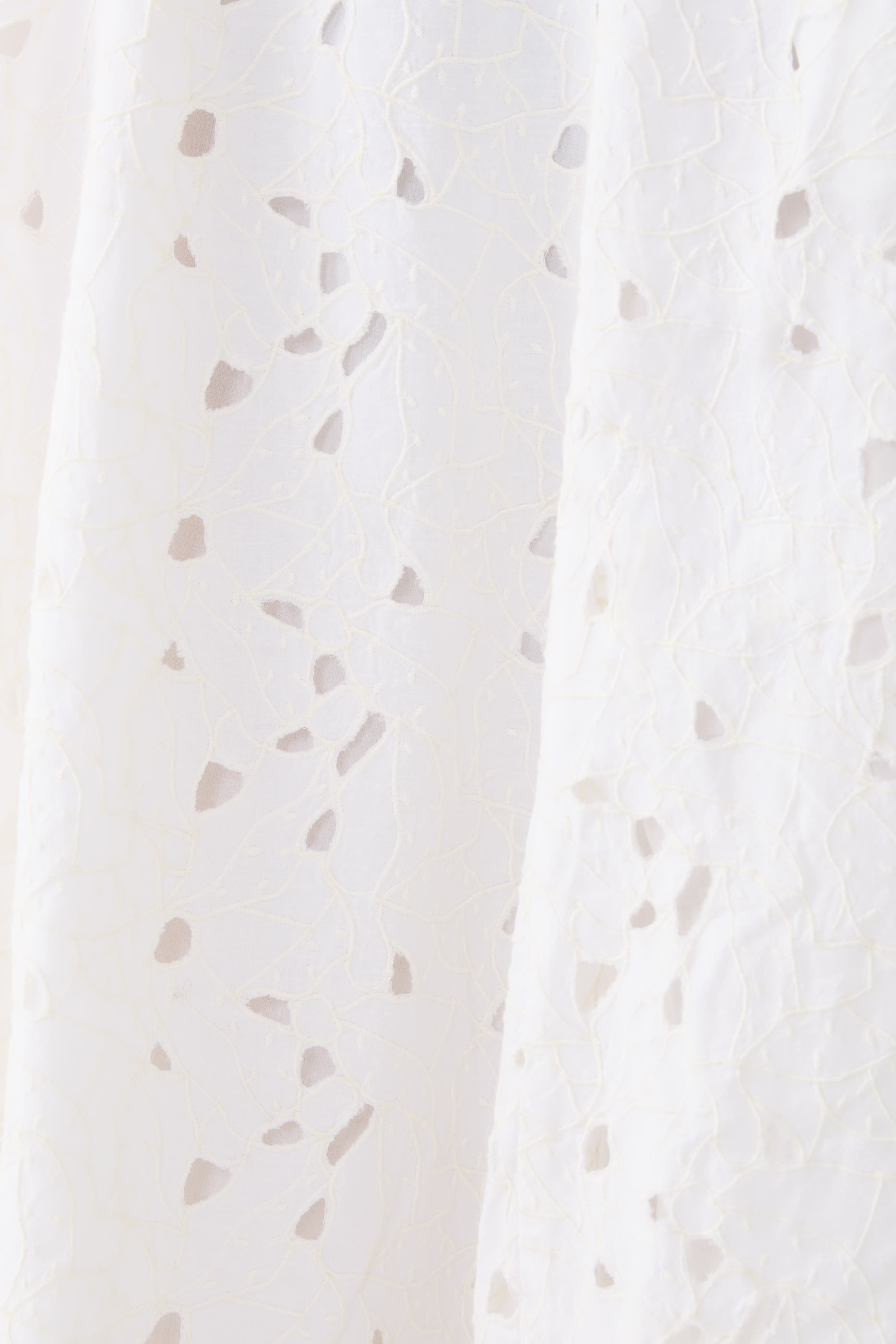 تنورة متوسطة الطول مزينة بتطريزات إنجليزية