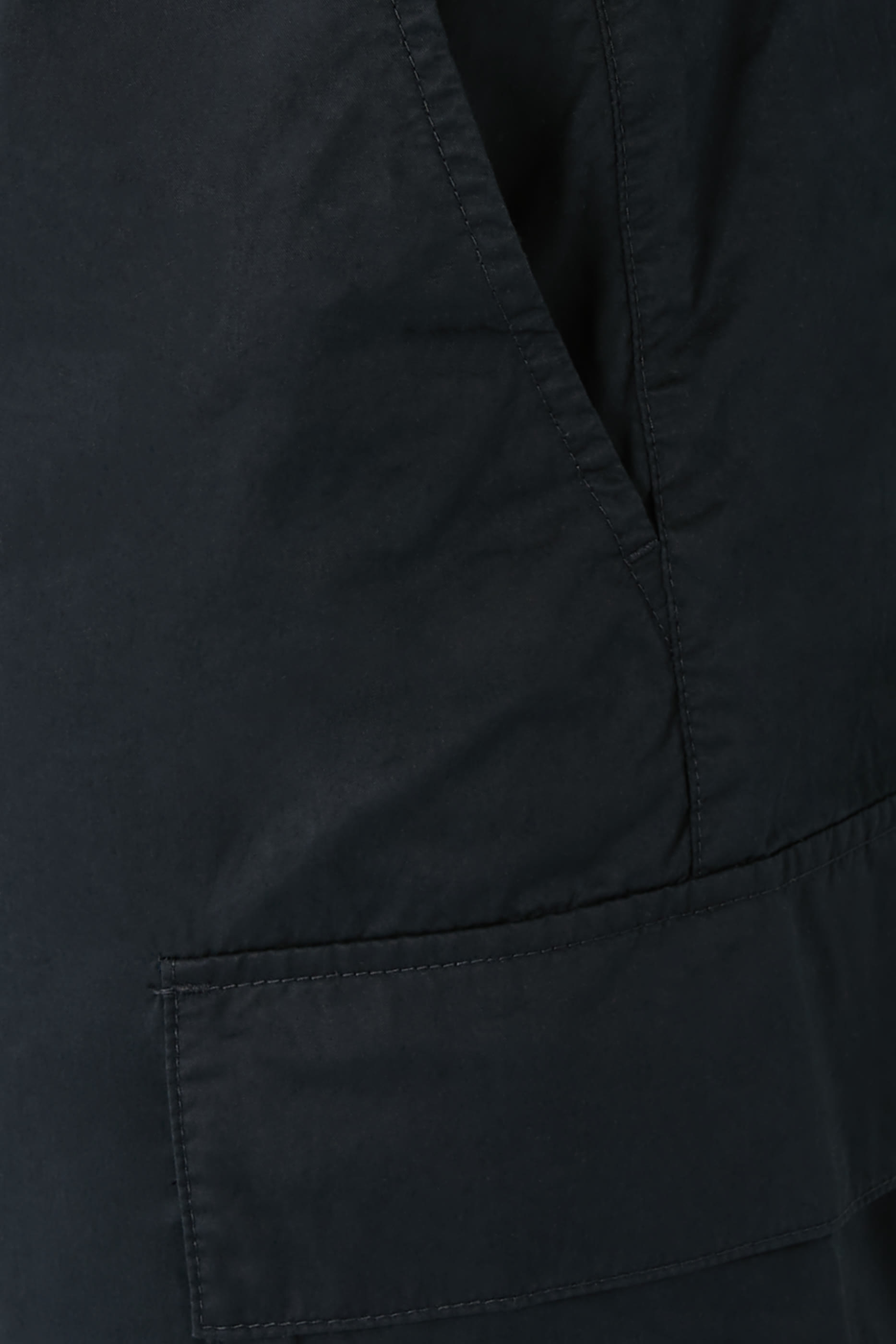 بنطال كارجو بقصة فضفاضة