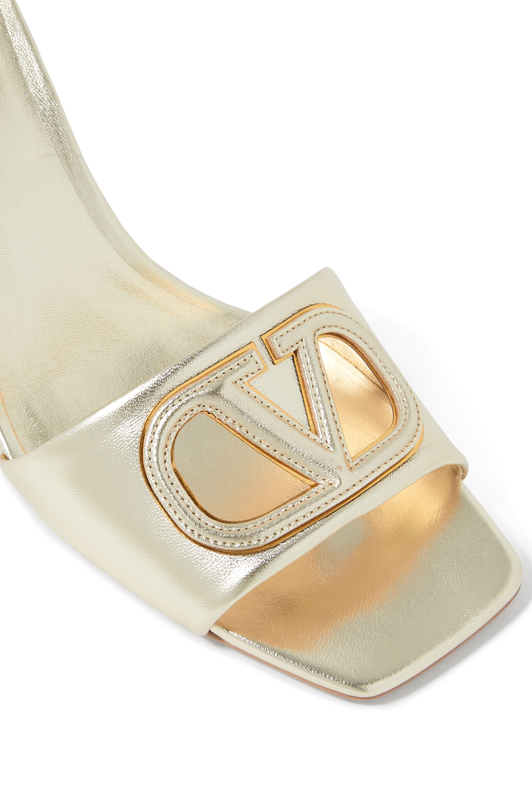 صندل بشعار حرف V بتصميم مفرغ جلد