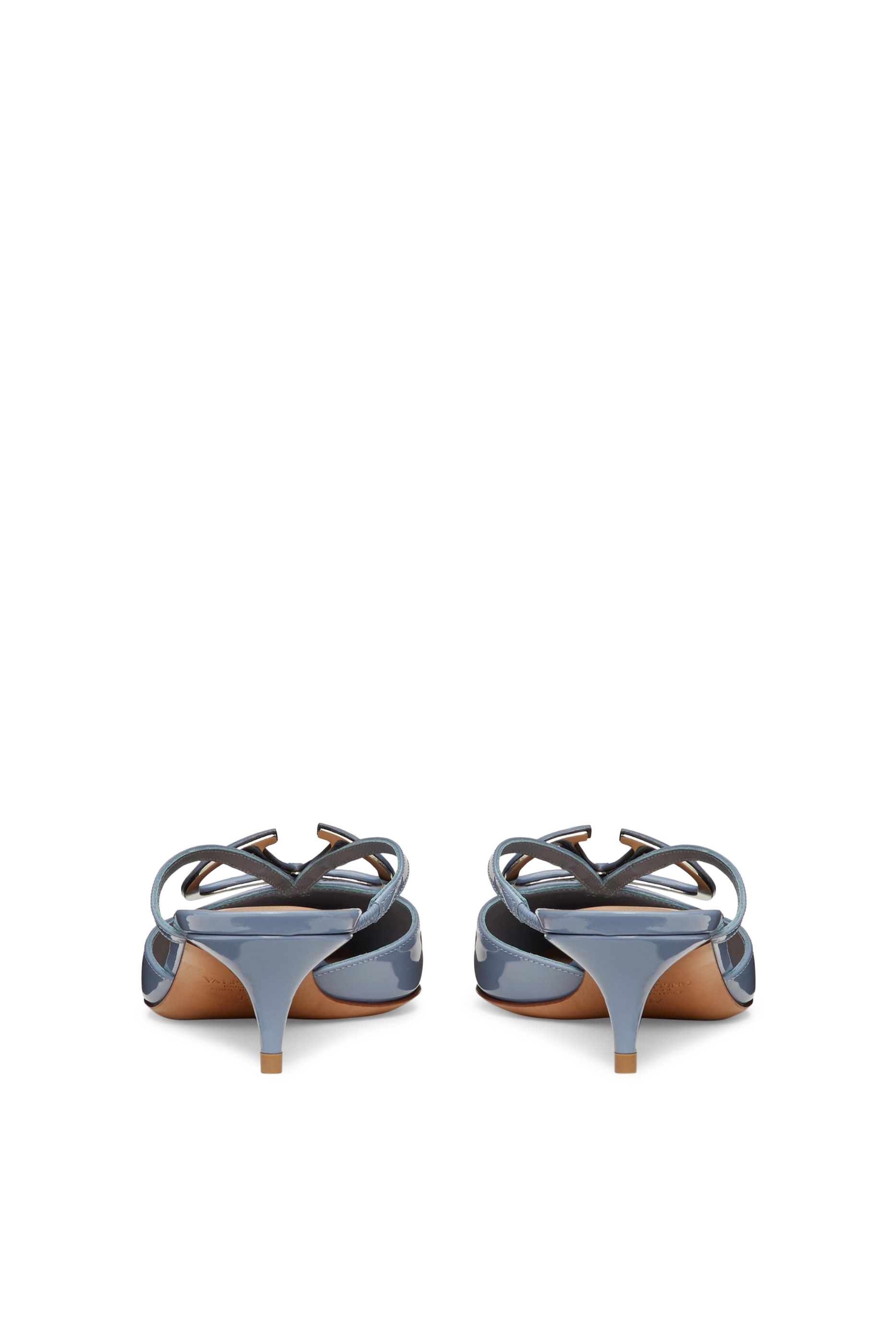 حذاء مفتوح من الخلف بشعار حرف V