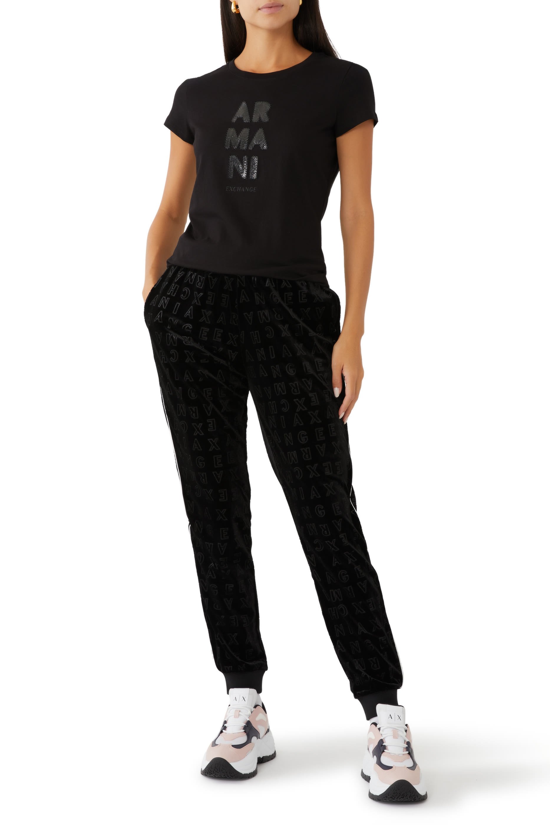 تيشيرت بقصة ضيقة وياقة ضيقة