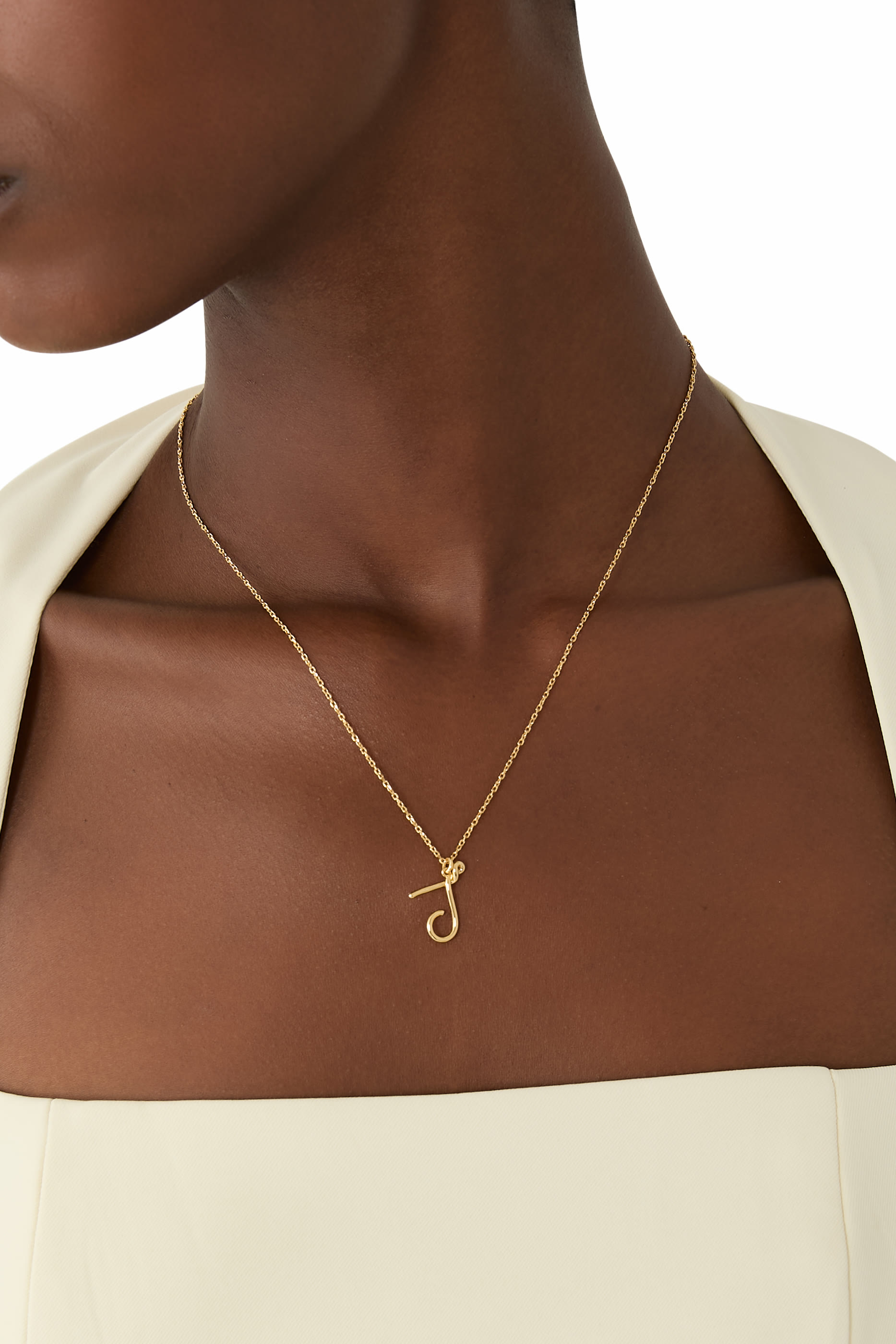 قلادة وان ان ايه ميليان بدلاية بتصميم حرف J