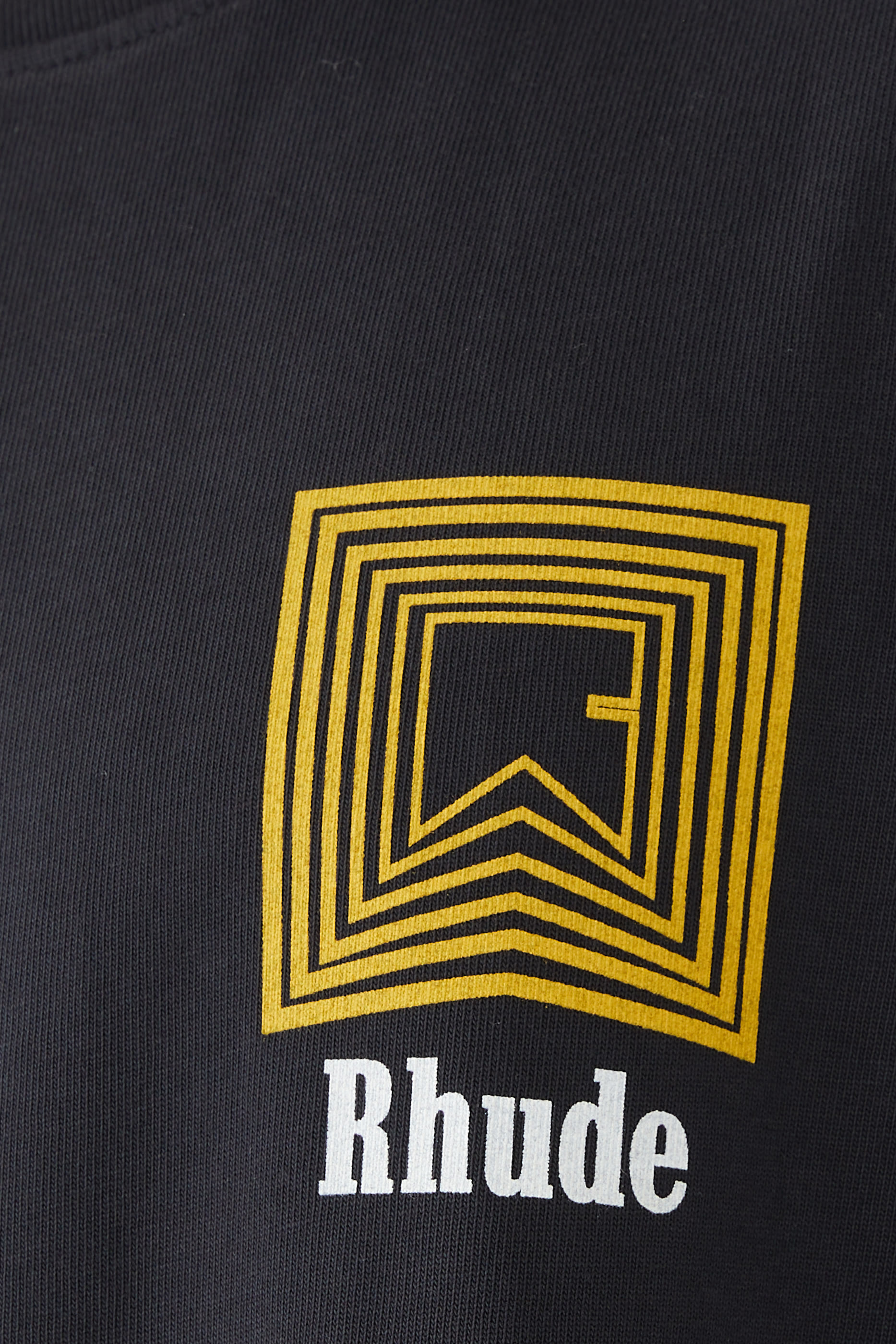 تيشيرت ريبيت بشعار الماركة ونقشة خطوط متعرجة شيفرون