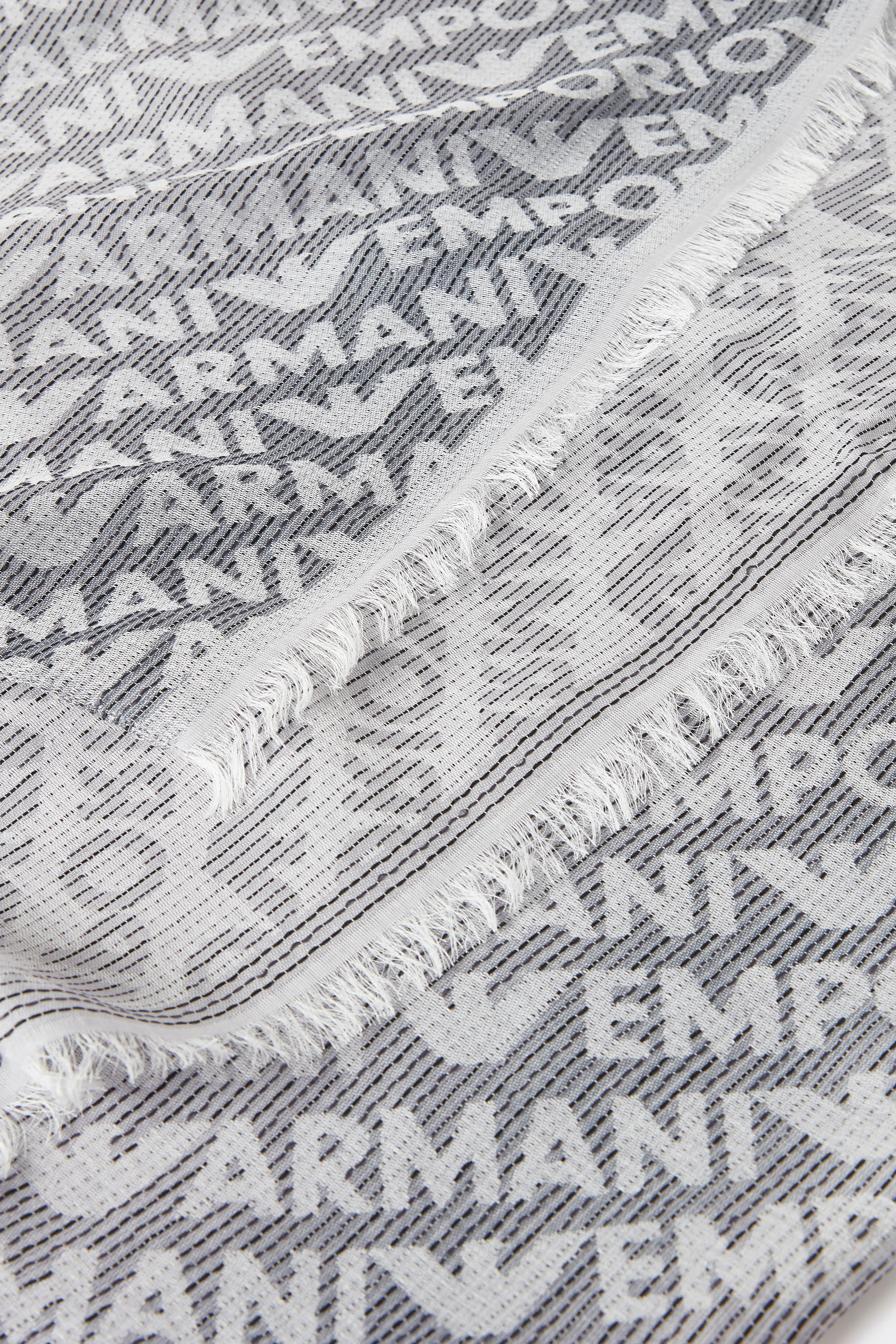 وشاح مزين بشعار الماركة 