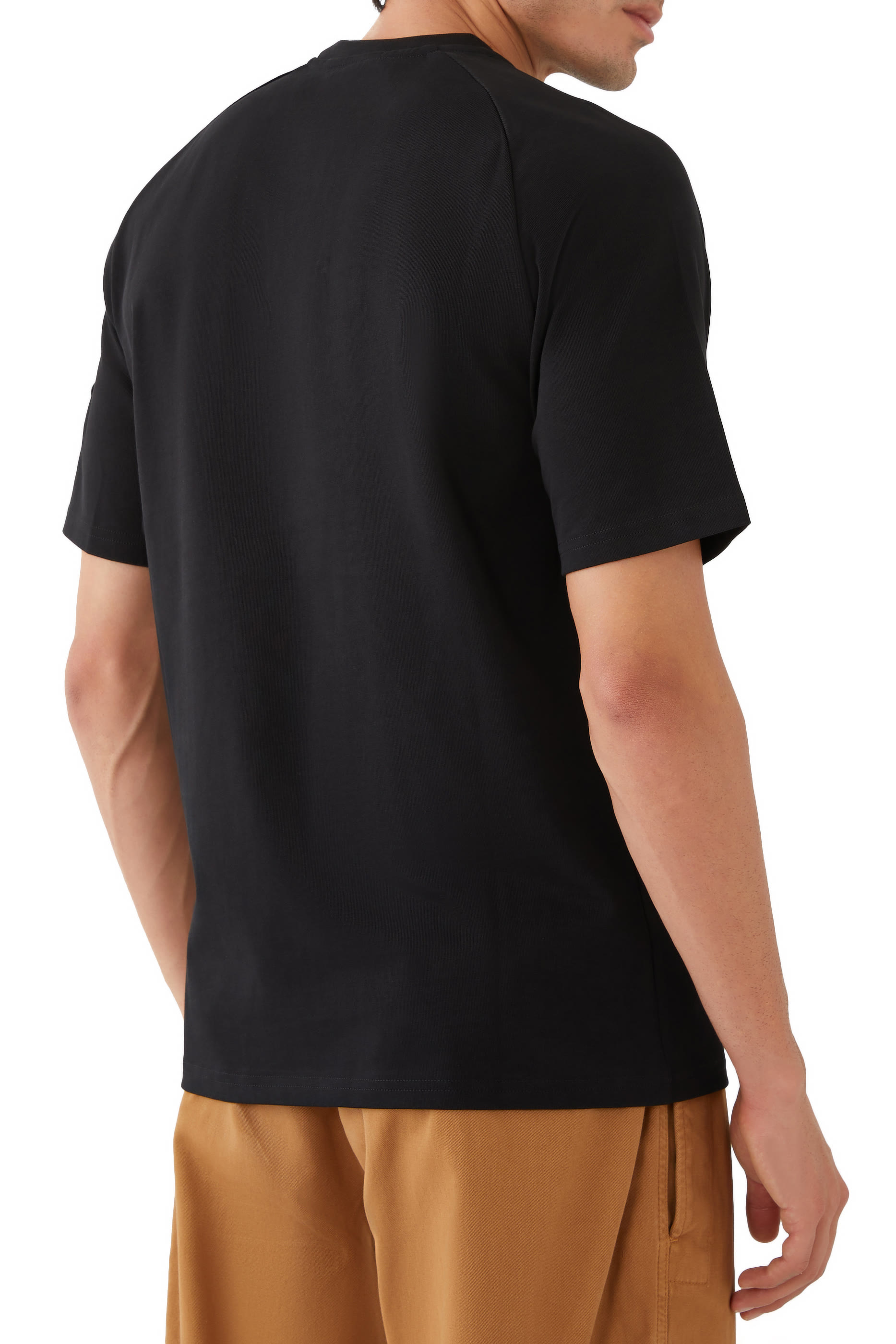 تيشيرت برقعة بشعار الماركة بتصميم بيضاوي