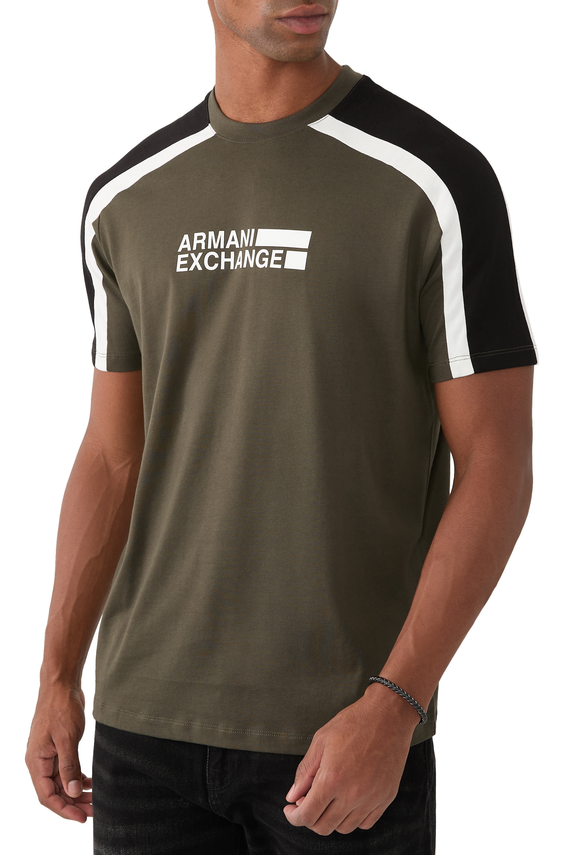 تيشيرت بياقة ضيقة بنقشة شعار الماركة