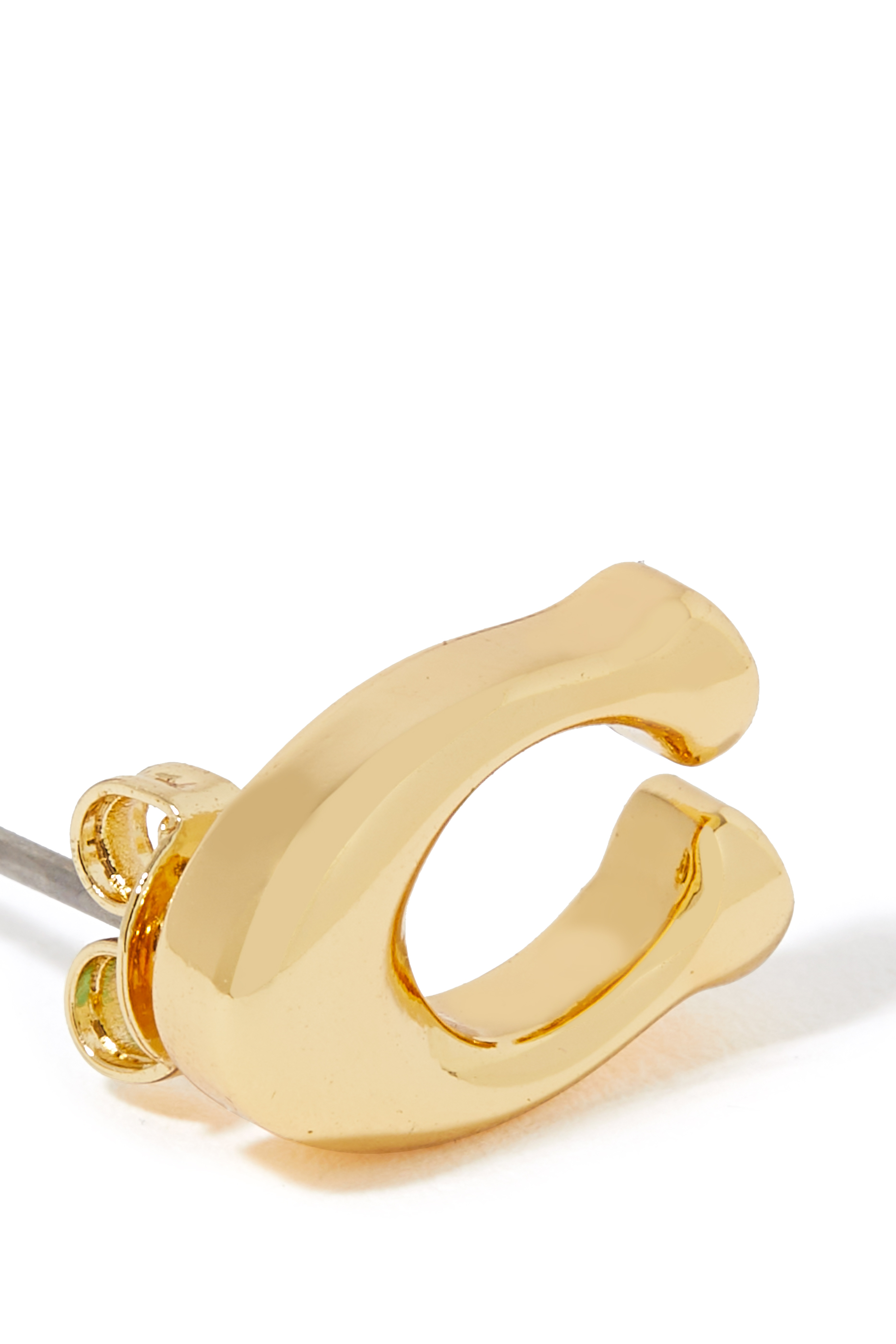 أقراط بتصميم حرف C المميز للماركة مرصعة