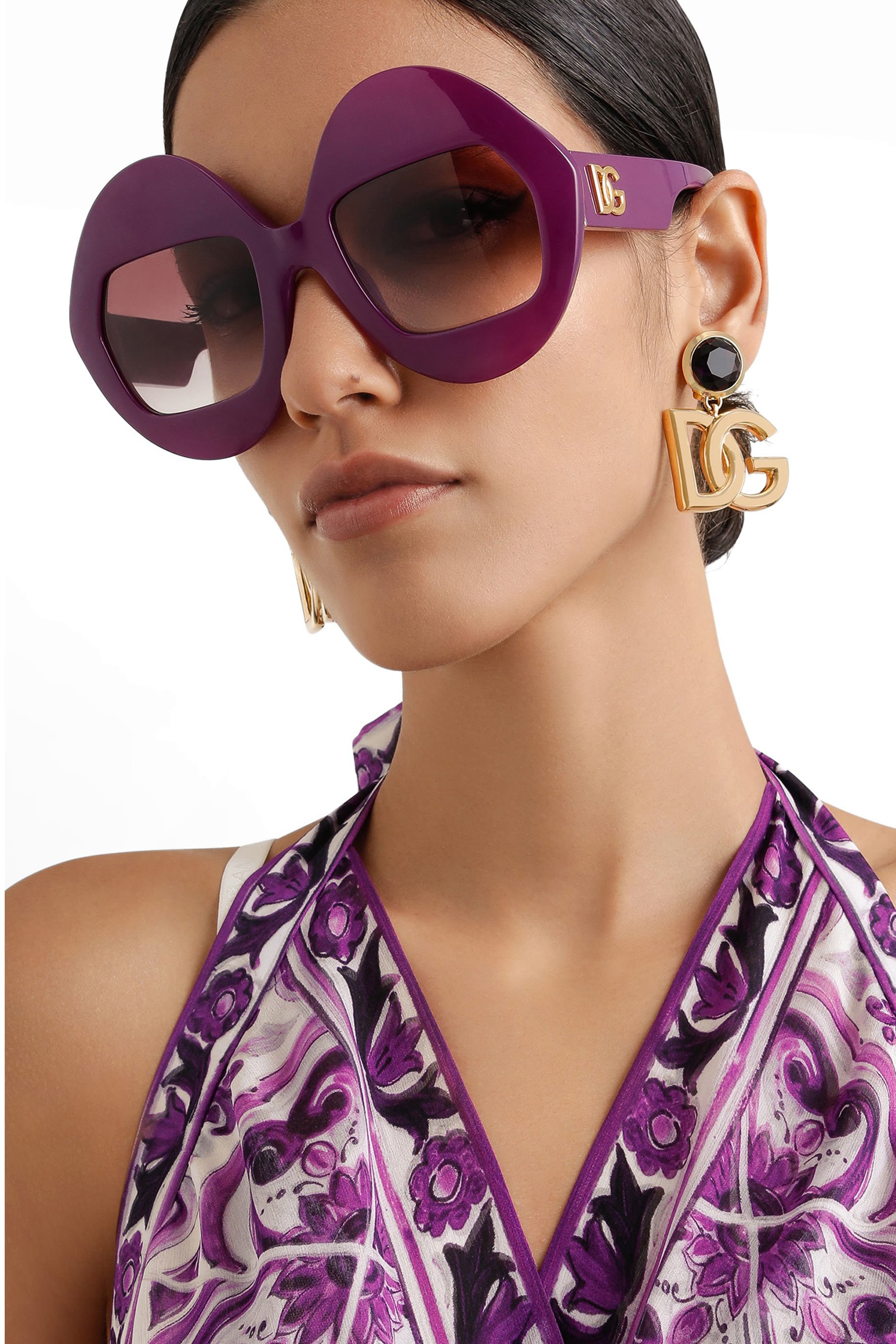 أقراط بمشبك مزينة بشعار الماركة