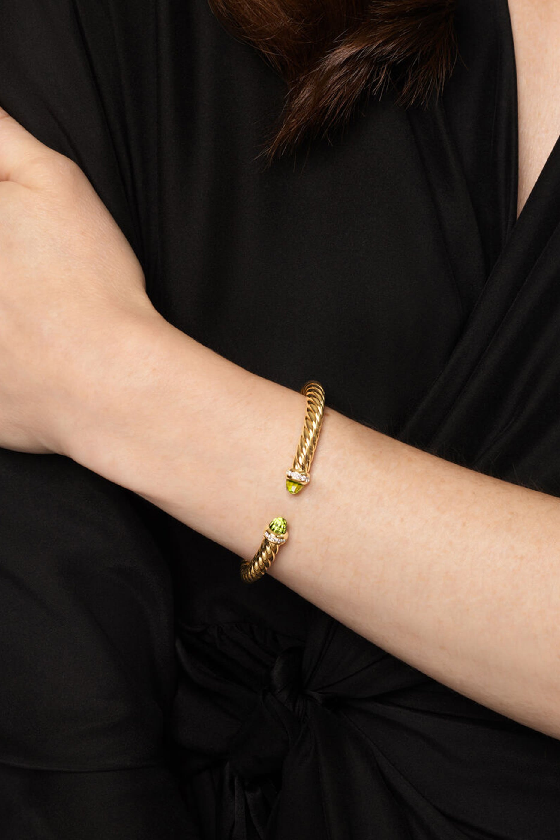 سوار كابل سبيرا بتصميم مرن مزين بالزبرجد والماس، ذهب أصفر عيار 18