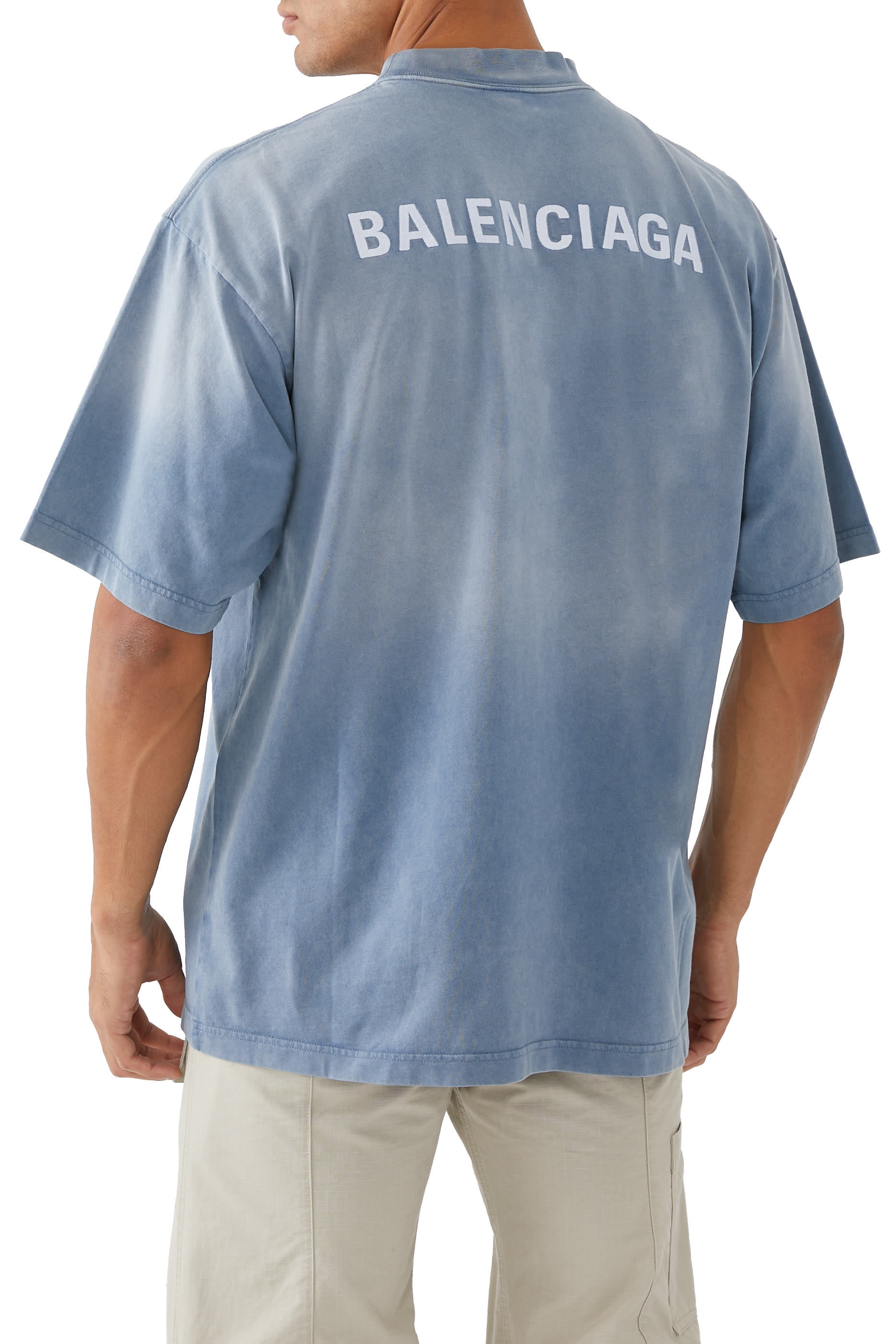 تيشيرت بطبعات شعار الماركة