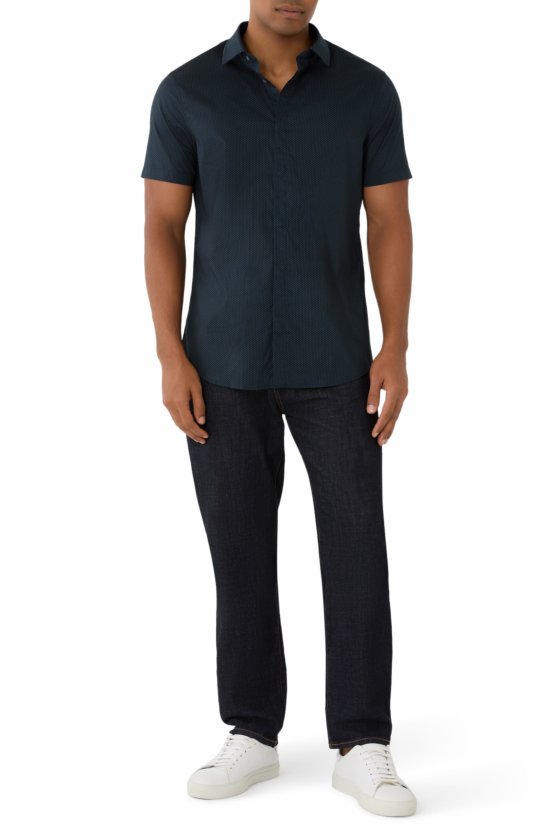 قميص بقصة ضيقة بأكمام قصيرة