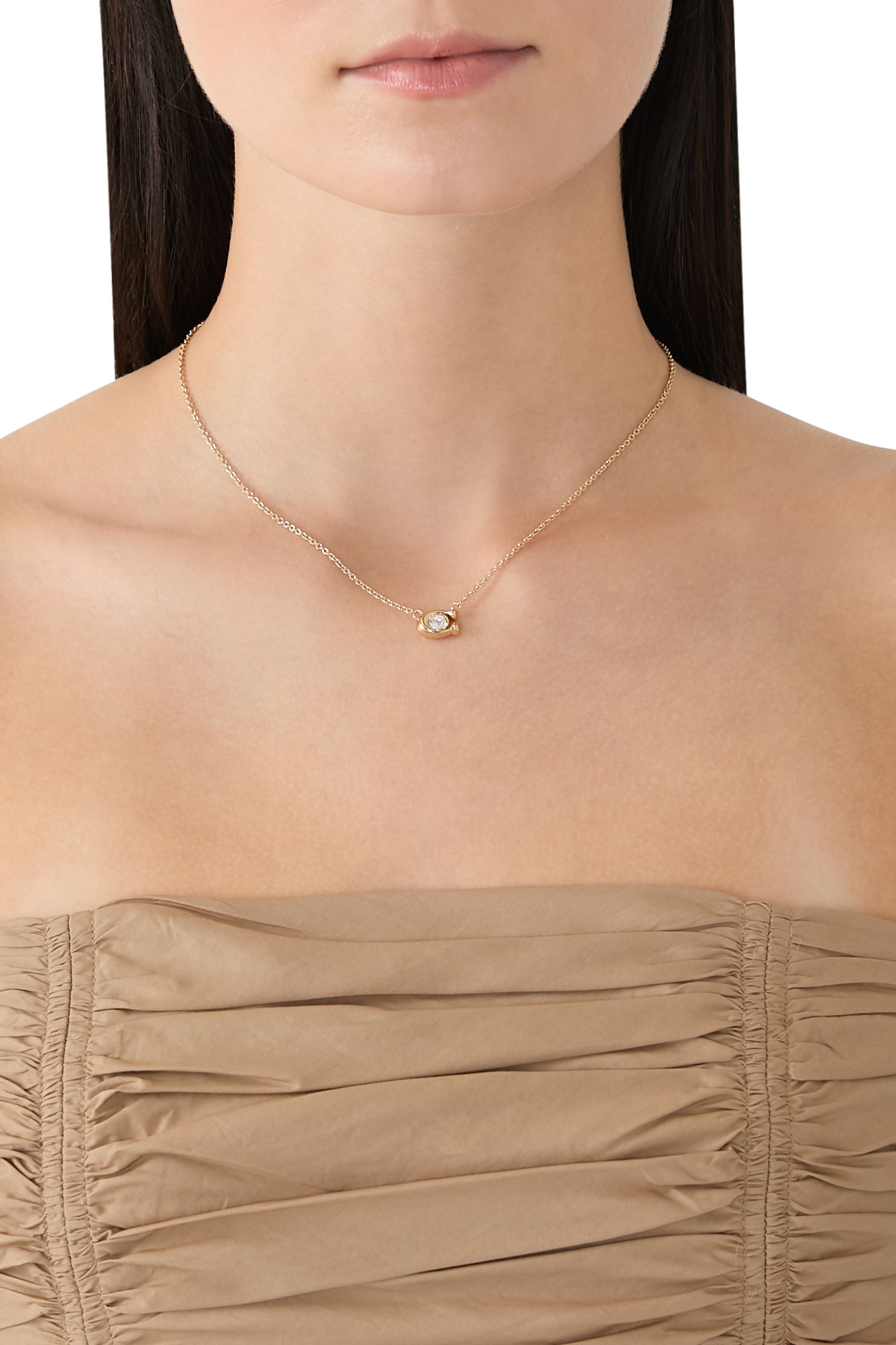 قلادة بدلاية بتصميم حرف شعار الماركة