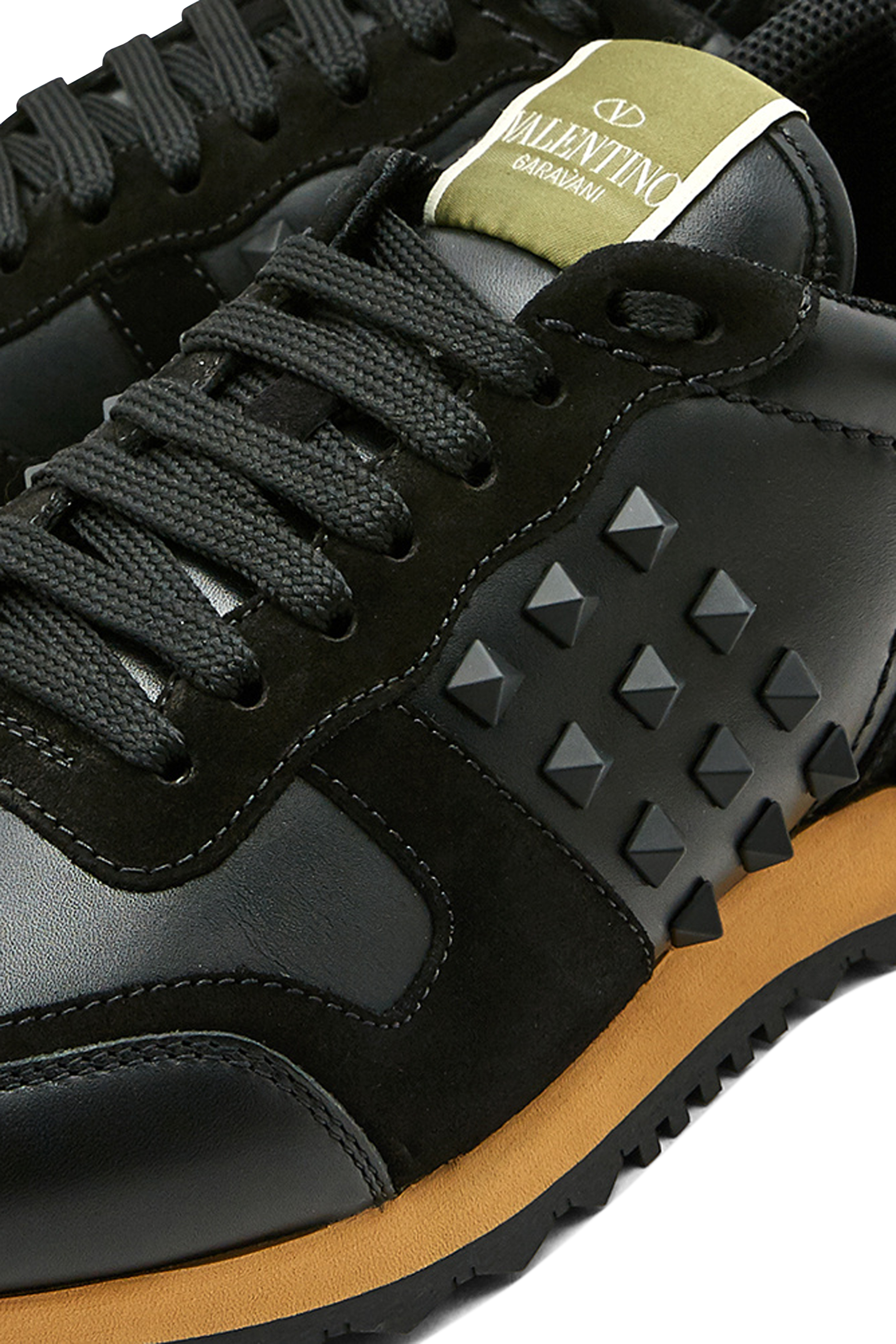 حذاء جري سادة بحلي هرمية فالنتينو غارافاني