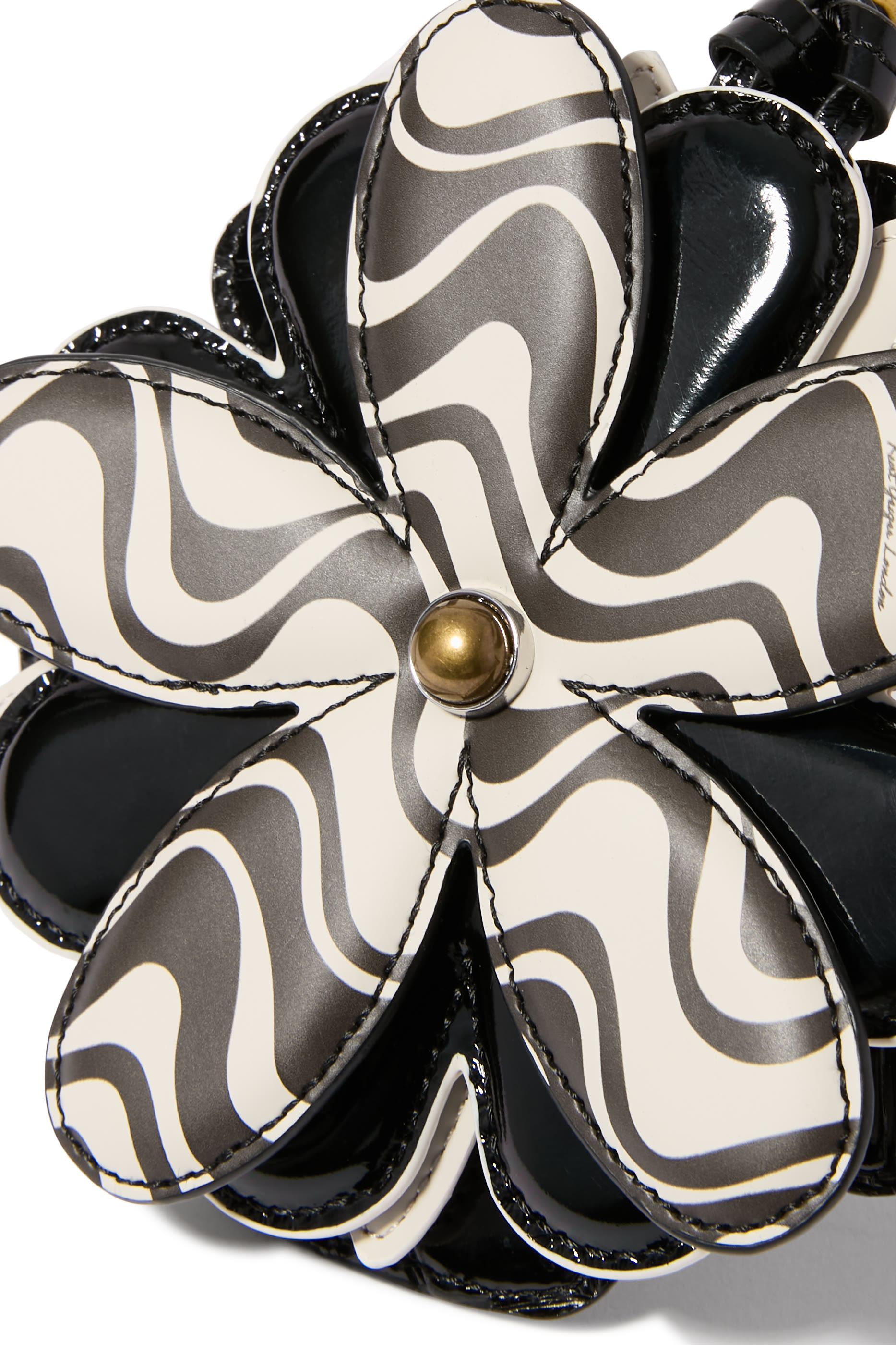 حلية بتصميم زهرة