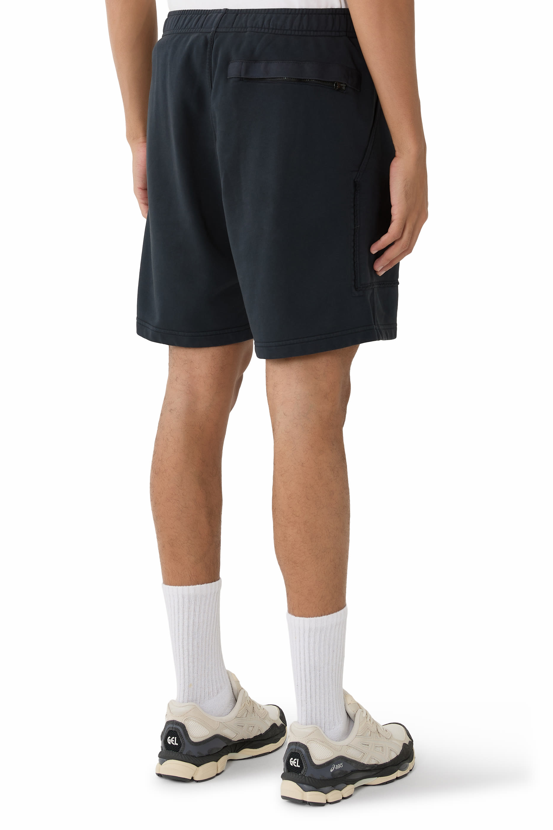 شورت برمودا بقصة عادية