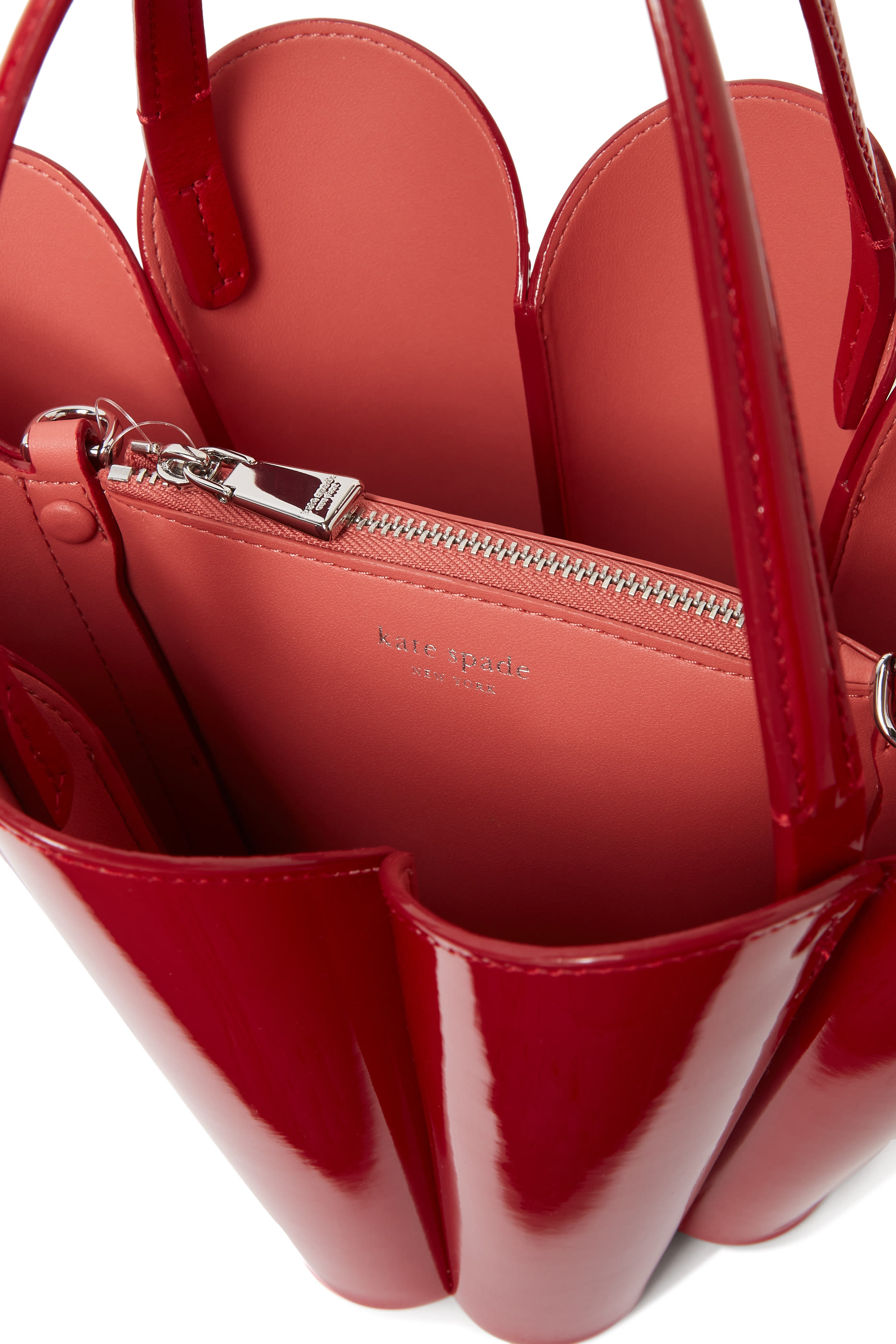 حقيبة باكيت بتصميم زهرة بشكل بستوني جلد لامع