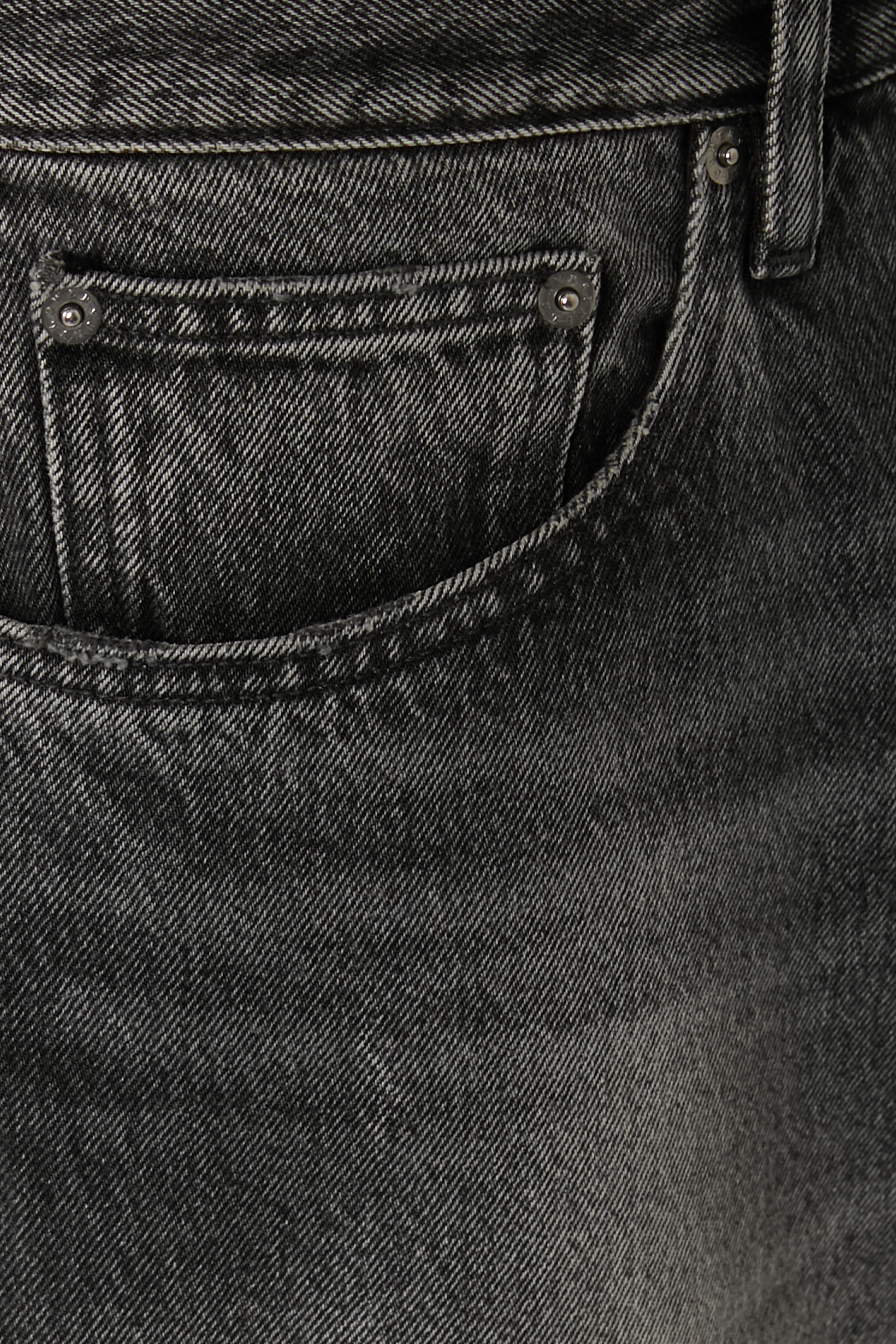 بنطال جينز بقصة واسعة