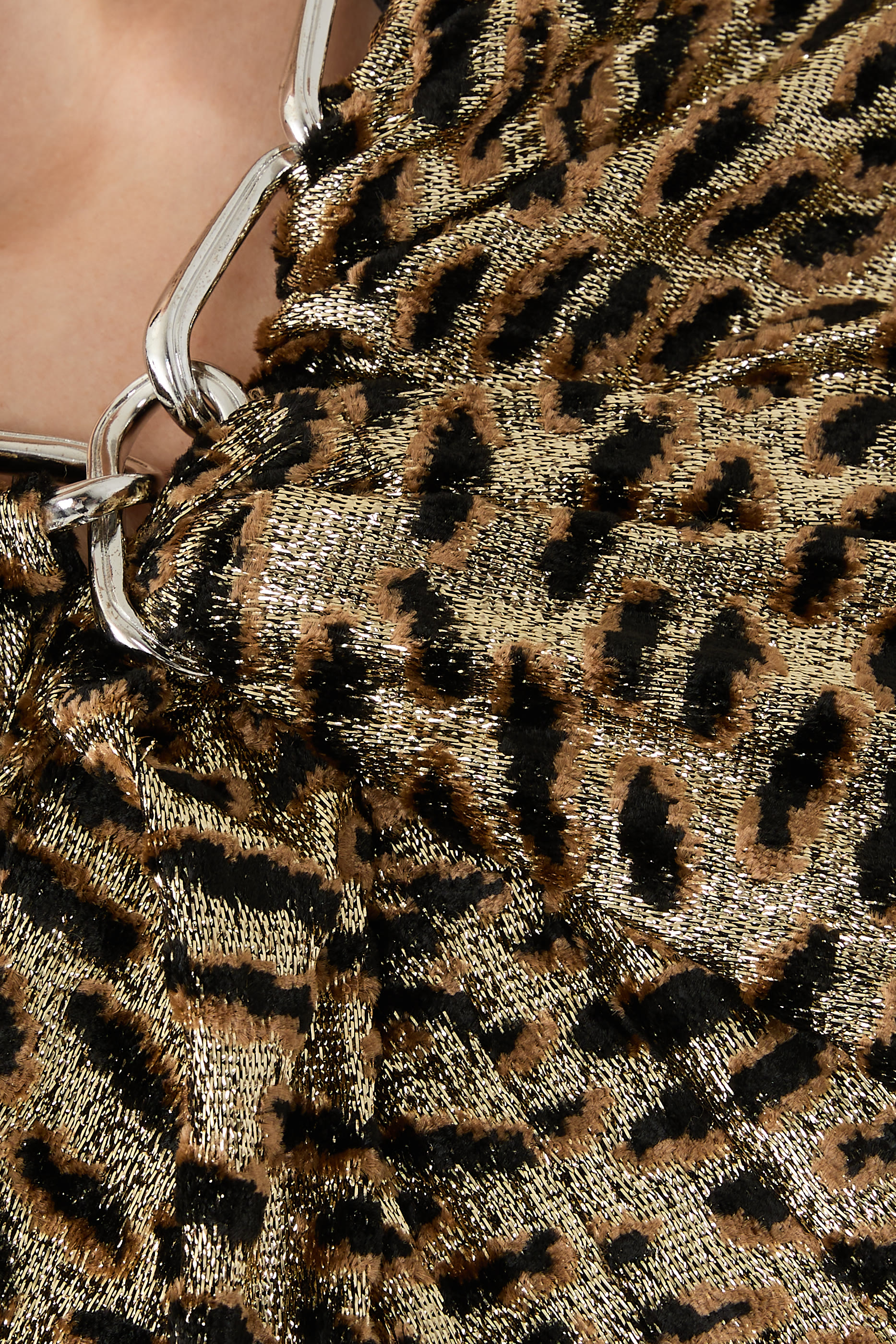 بلوزة قصيرة بأكمام طويلة