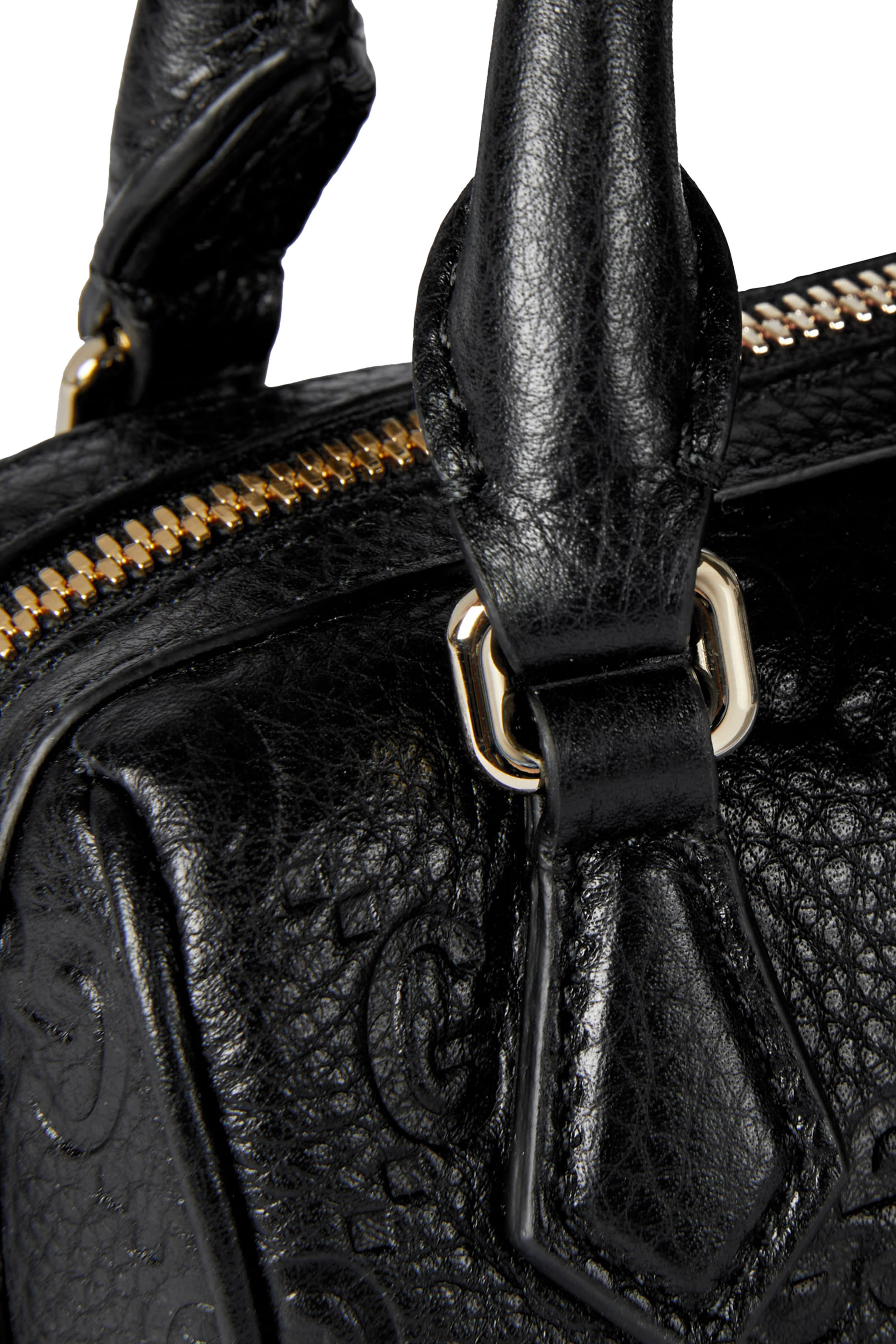 حقيبة صغيرة جدا بيد علوية بنقشة حرفي شعار الماركة