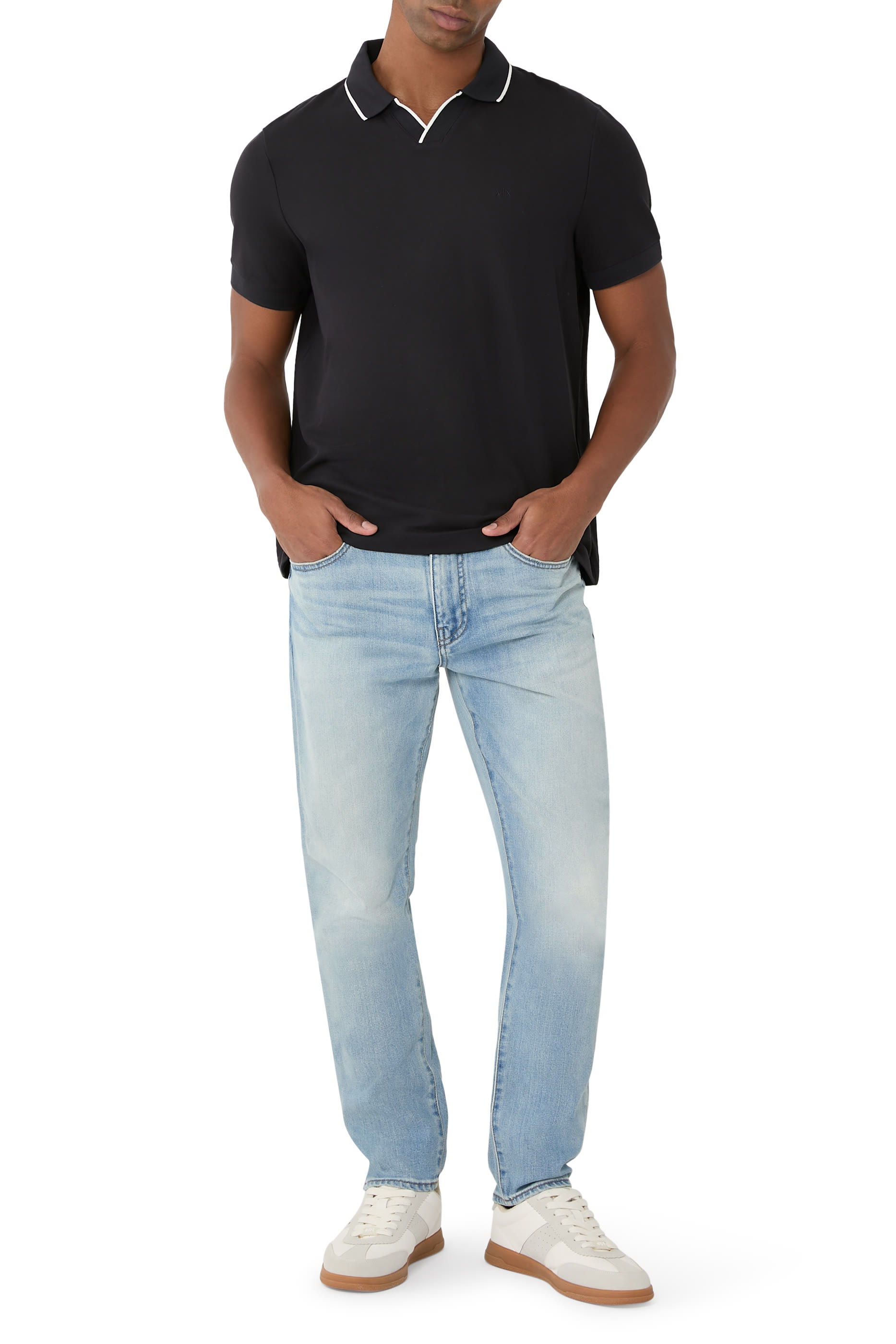 قميص بولو بتفاصيل مغايرة