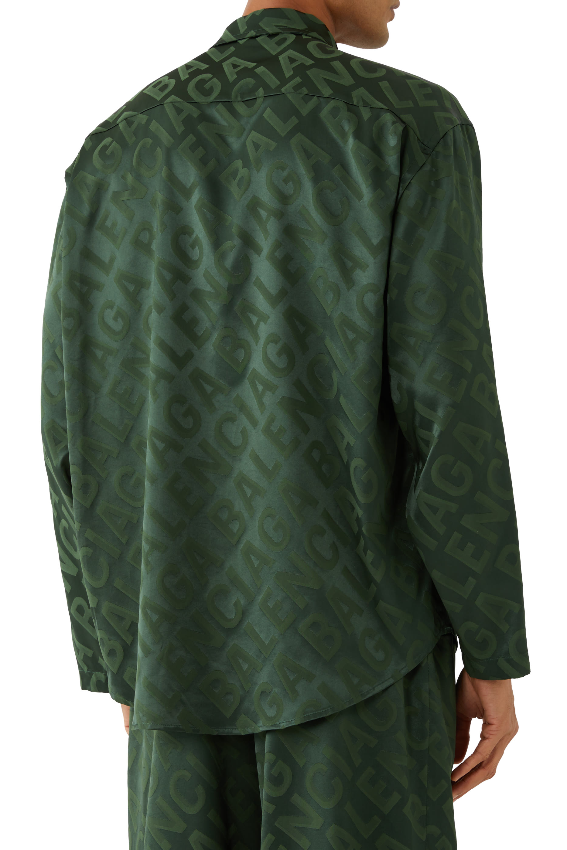 قميص بتصميم بسيط بقصة واسعة وشعار الماركة بالكامل