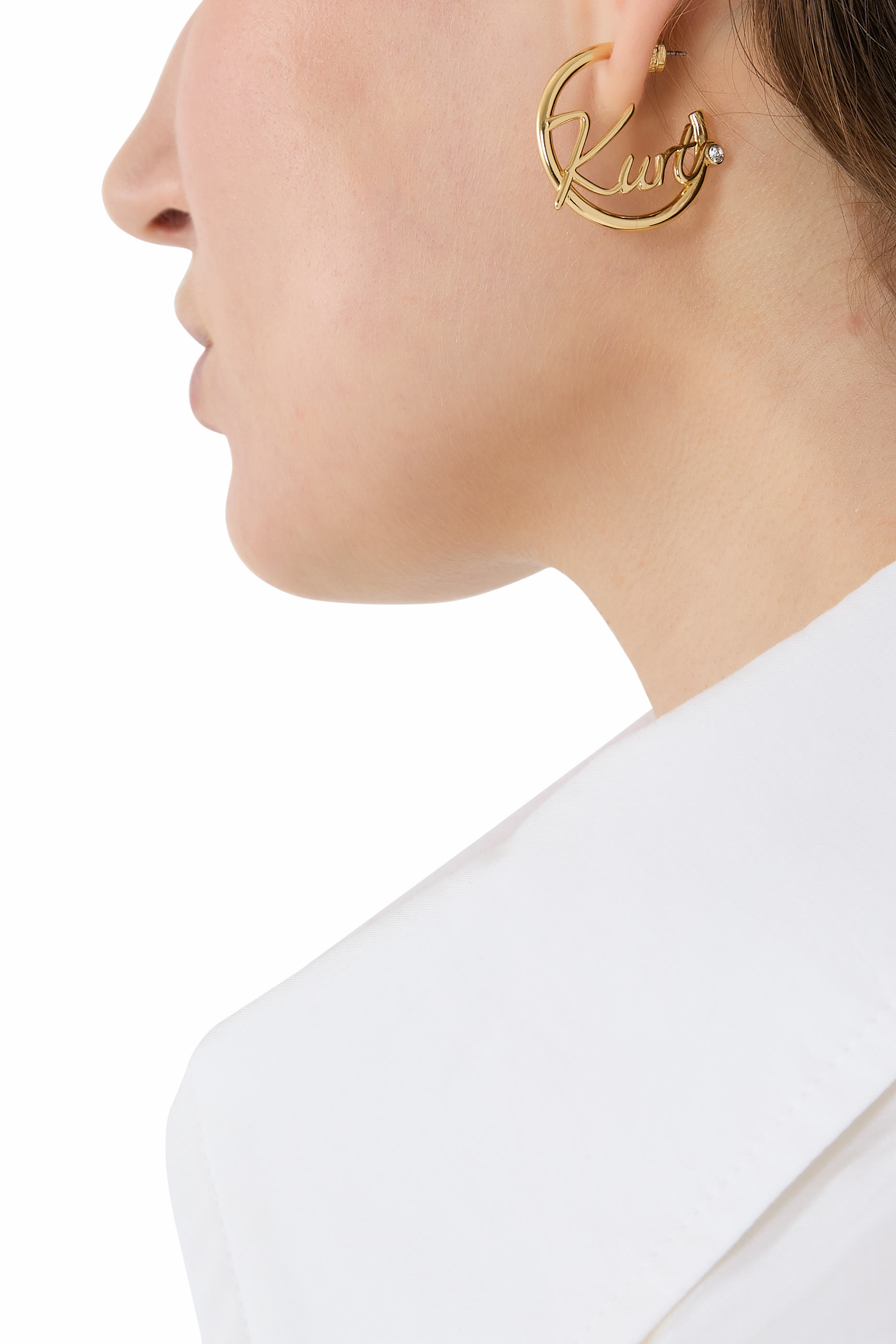 أقراط دائرية بتفاصيل بتصميم كلمة كيرت