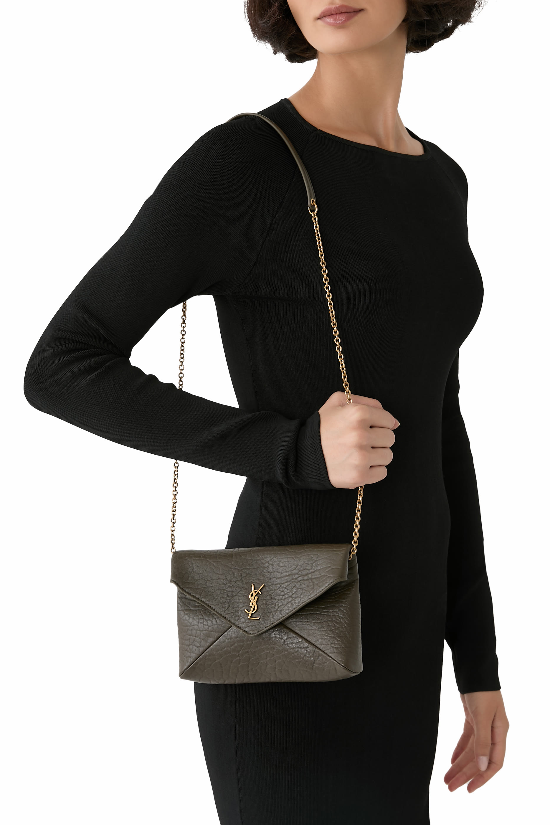 حقيبة صغيرة بسلسلة وشعار الماركة