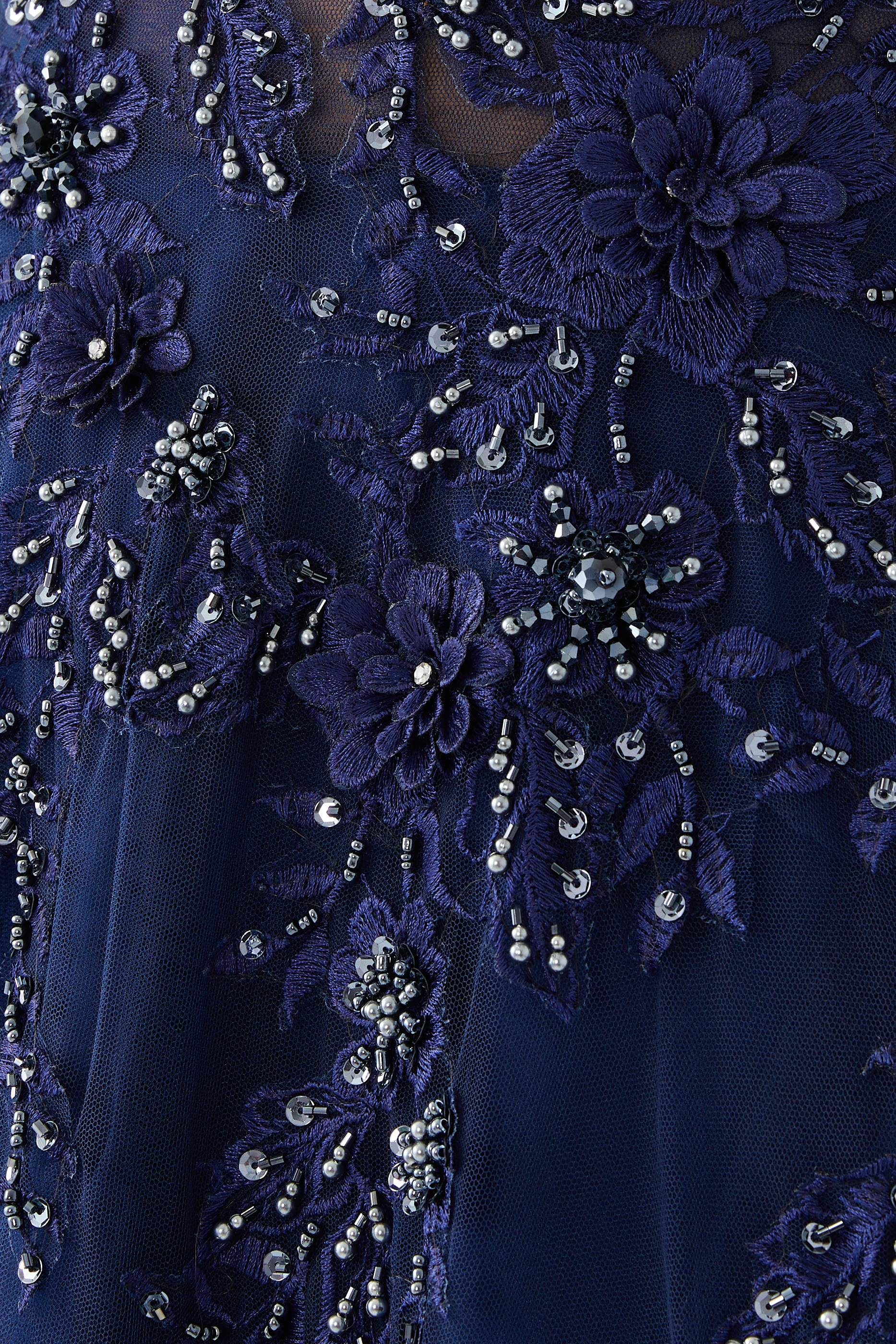 فستان سهرة طويل بلا أكمام