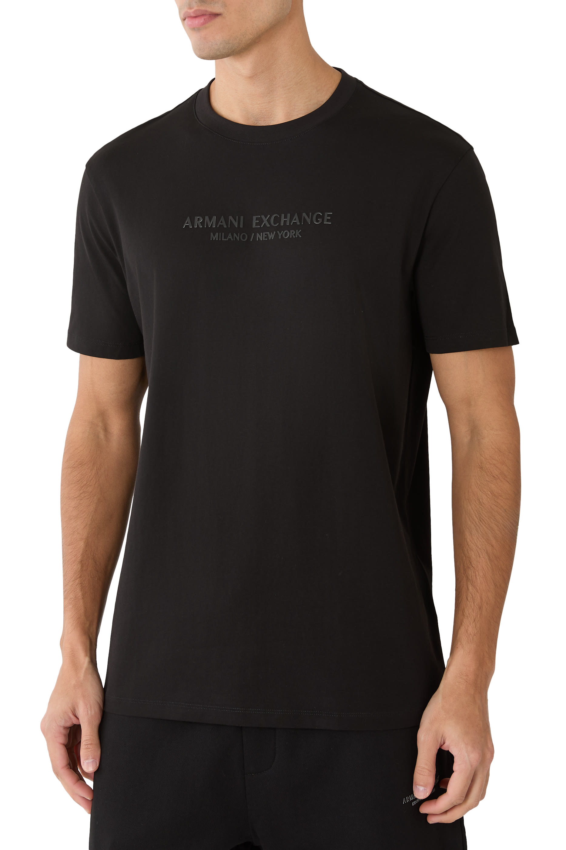 تيشيرت بشعار الماركة بقصة عادية