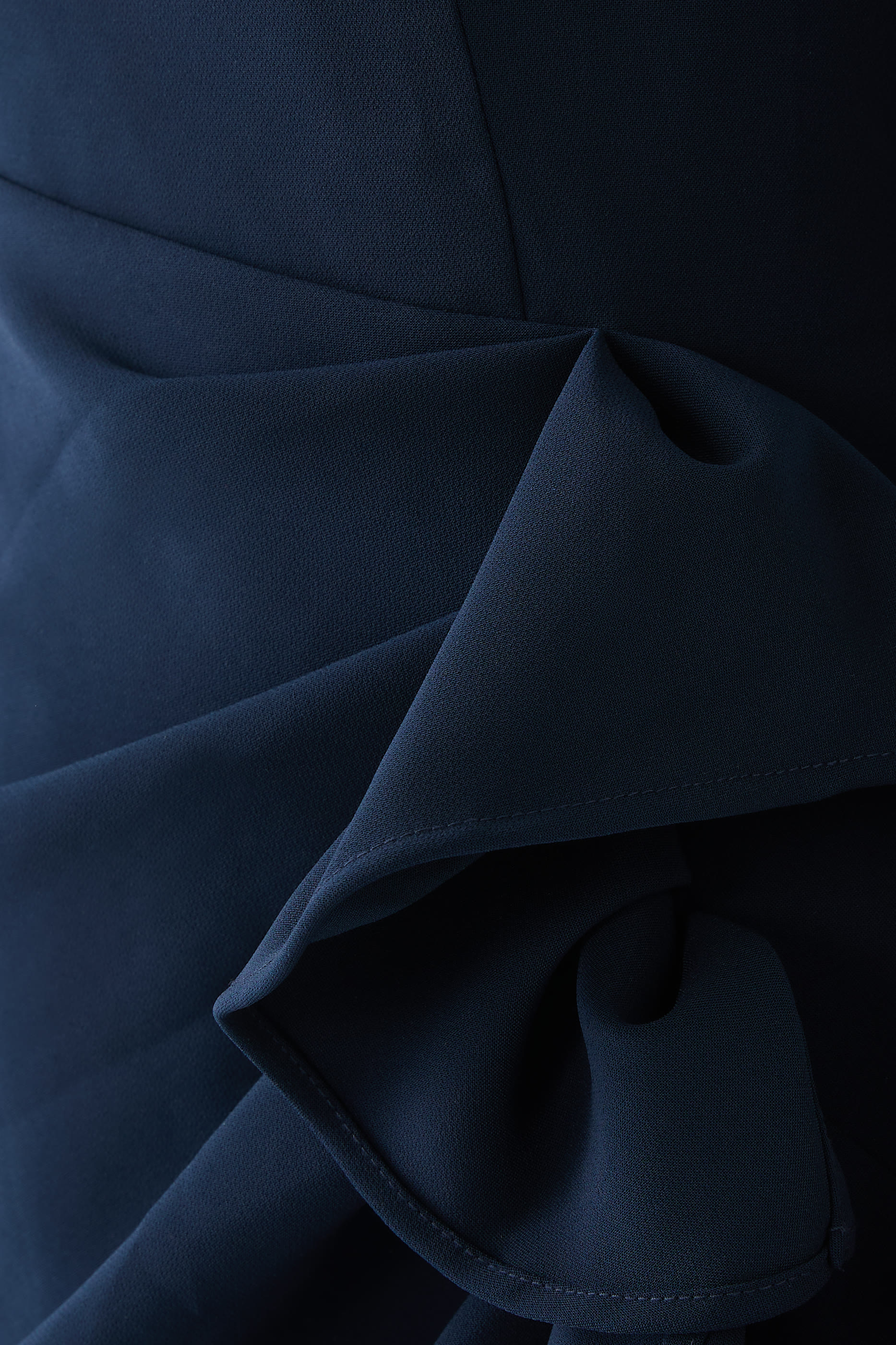 فستان سهرة بأكتاف متساقطة