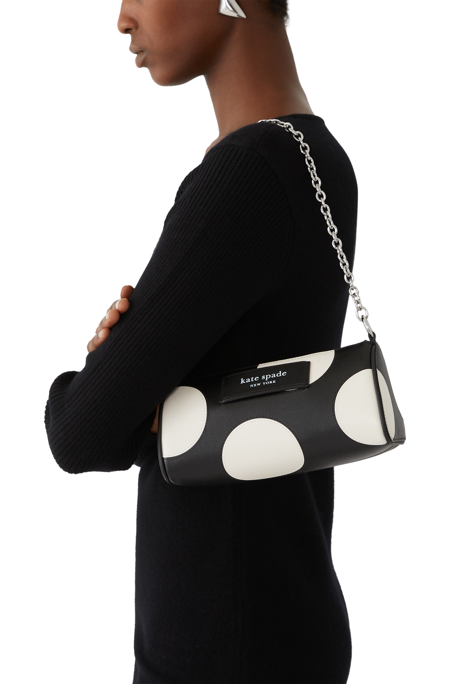 حقيبة صغيرة بشعار الماركة