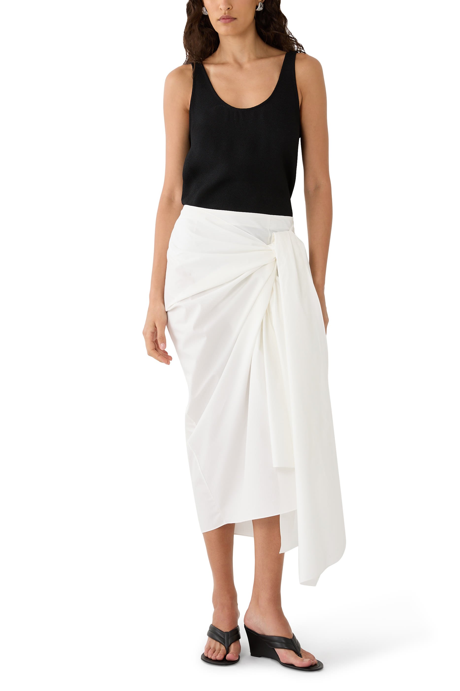 صندل 80 بتصميم ثونج بتفاصيل محاكة وكعب ويدج